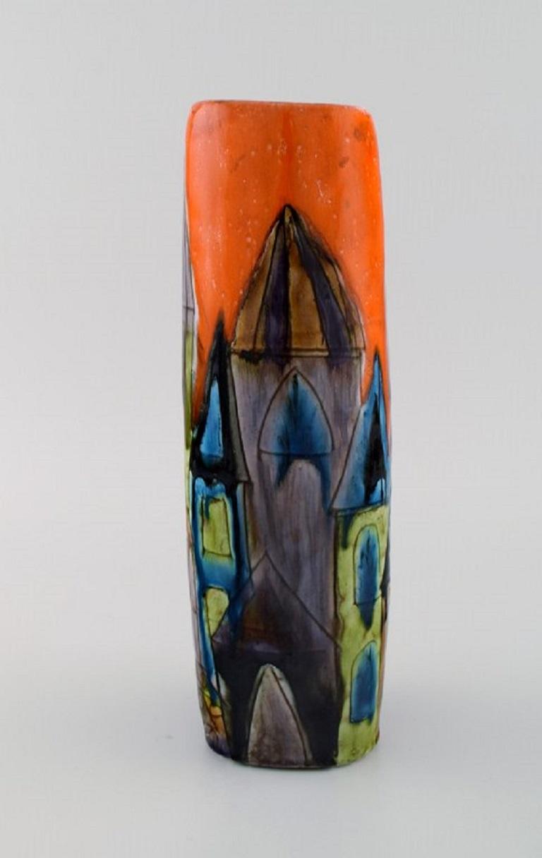 Elio Schiavon (1925-2004), Italie. 
Vase unique en céramique émaillée avec motif de ville peint à la main. 1960s.
Mesures : 26 x 8,5 cm.
En parfait état.
Signé.