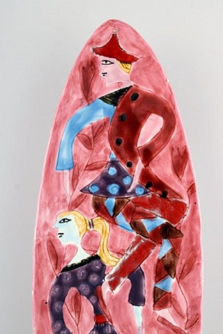 Elio Schiavon (1925-2004), Venezia. Piatto unico in ceramica smaltata dipinta a mano.
Coppia di ballerini su sfondo rosa, fine del XX secolo.
Misure: 38 x 12,5 x 4 cm.
In ottime condizioni.
Firmato.
