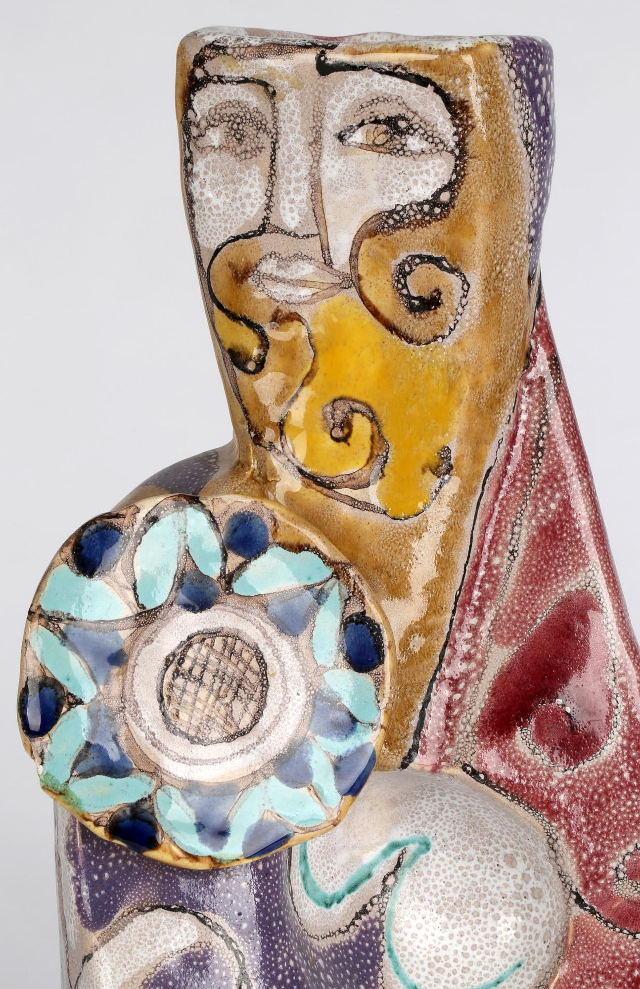 Vase sculptural italien figuratif en poterie « Guerriero » d'Elio Schiavon en vente 9