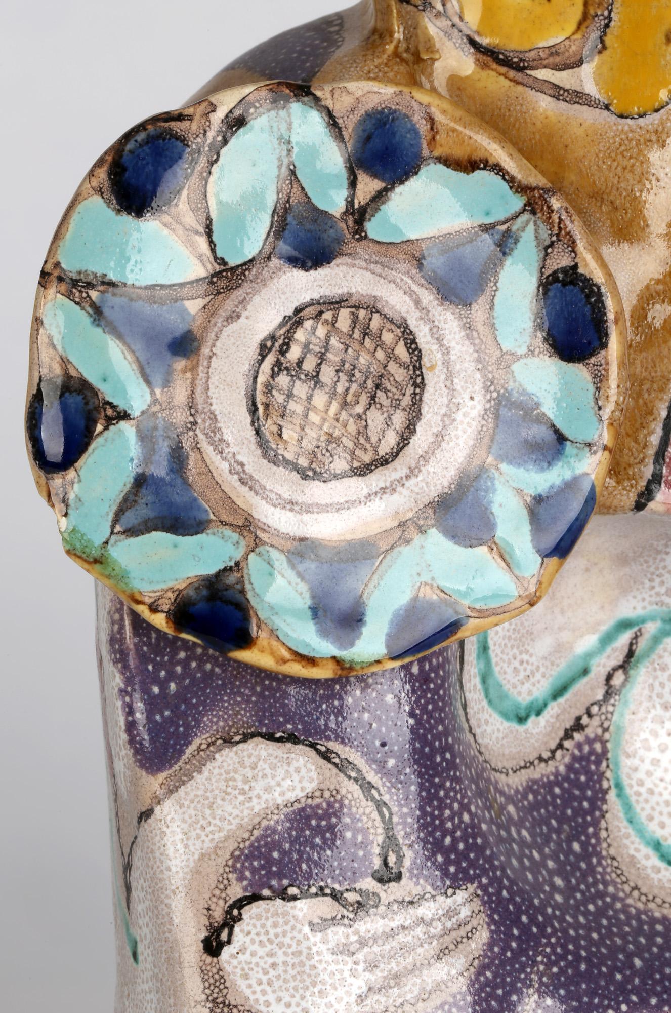 Mid-Century Modern Vase sculptural italien figuratif en poterie « Guerriero » d'Elio Schiavon en vente