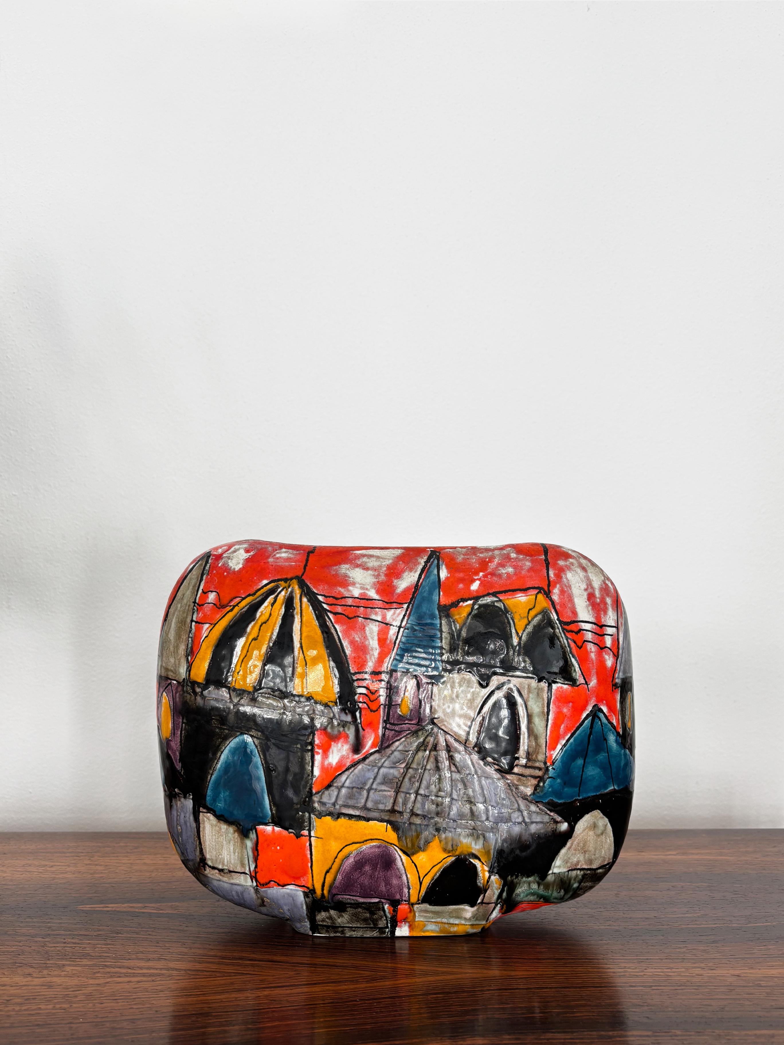 Ellipsenförmige Keramikvase des italienischen Künstlers Elio Schiavon (Padua, 1925 - 2004) mit mehrfarbigem Dekor und der Signatur des Künstlers unter dem Sockel, Italien 1960er Jahre