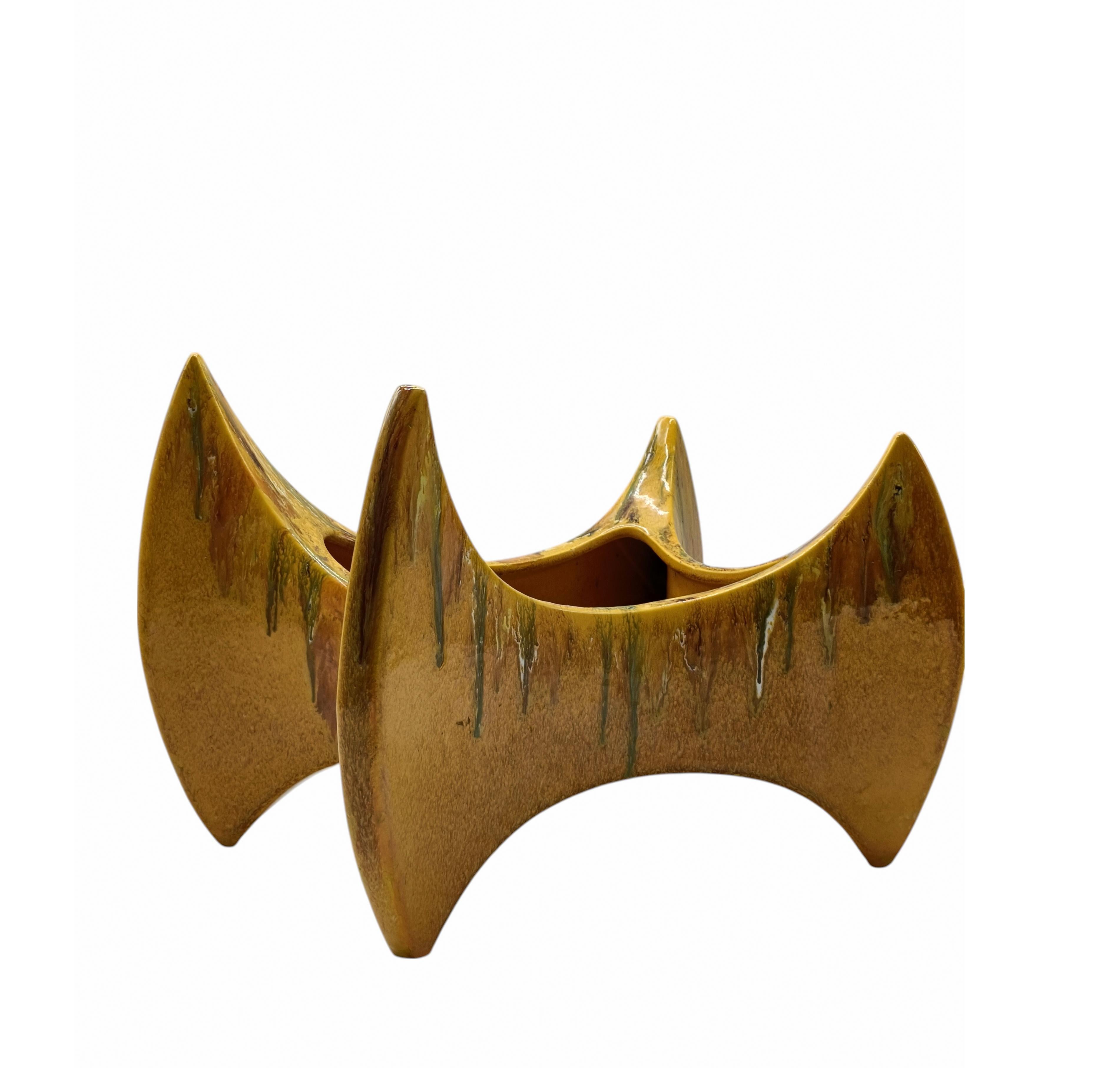 Original Tafelaufsatz  handbemalte glasierte Keramik in brutalistischer Form, gelb mit grünen und braunen Sprenkeln, entworfen von Elio Schiavon für Bertonello. Handwerkliche Tradition, künstlerische Erfahrung und kontinuierliche Forschung sind die
