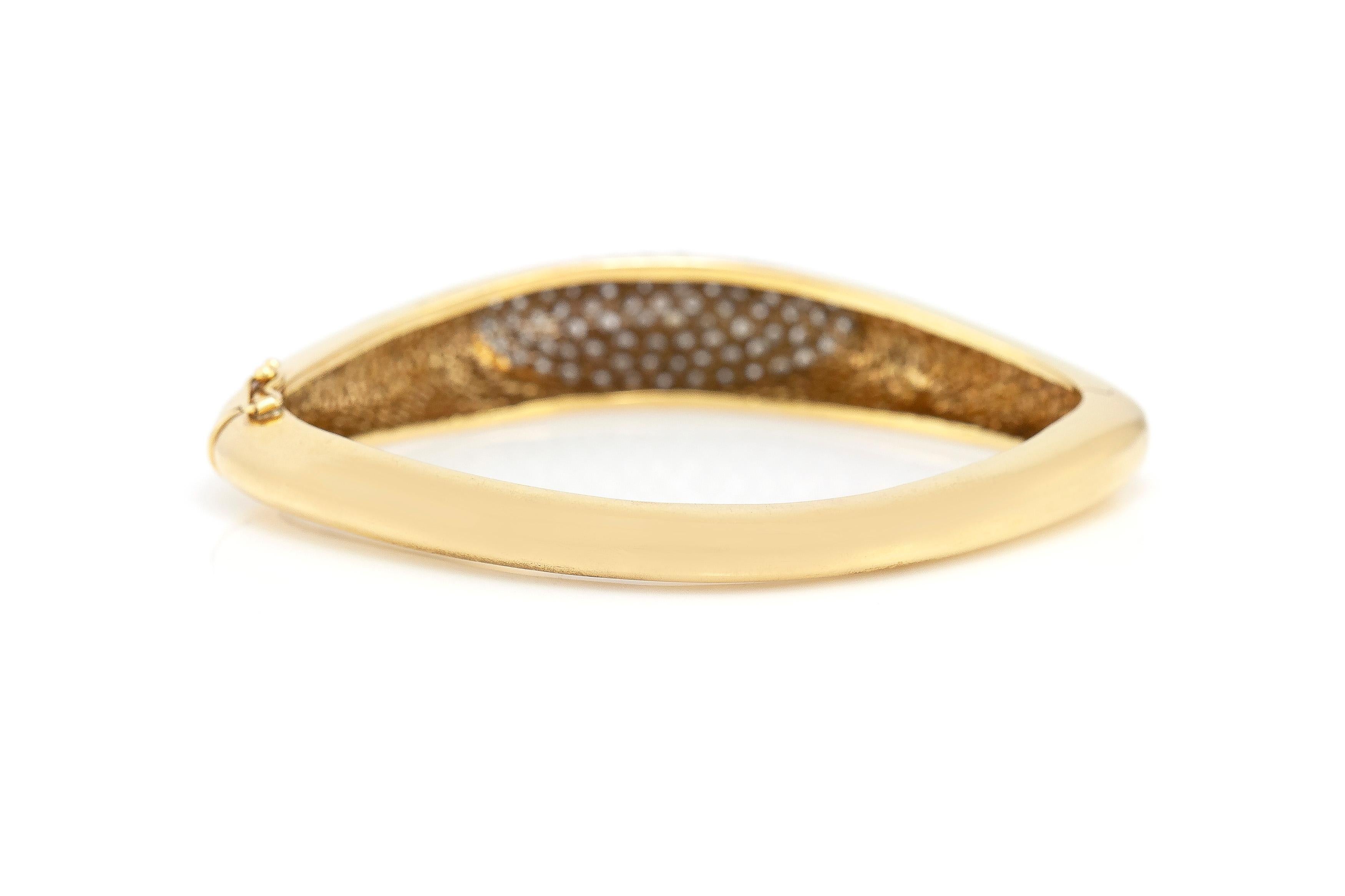 Elipse Bangle Bracelet with Diamond In Excellent Condition For Sale In New York, NY