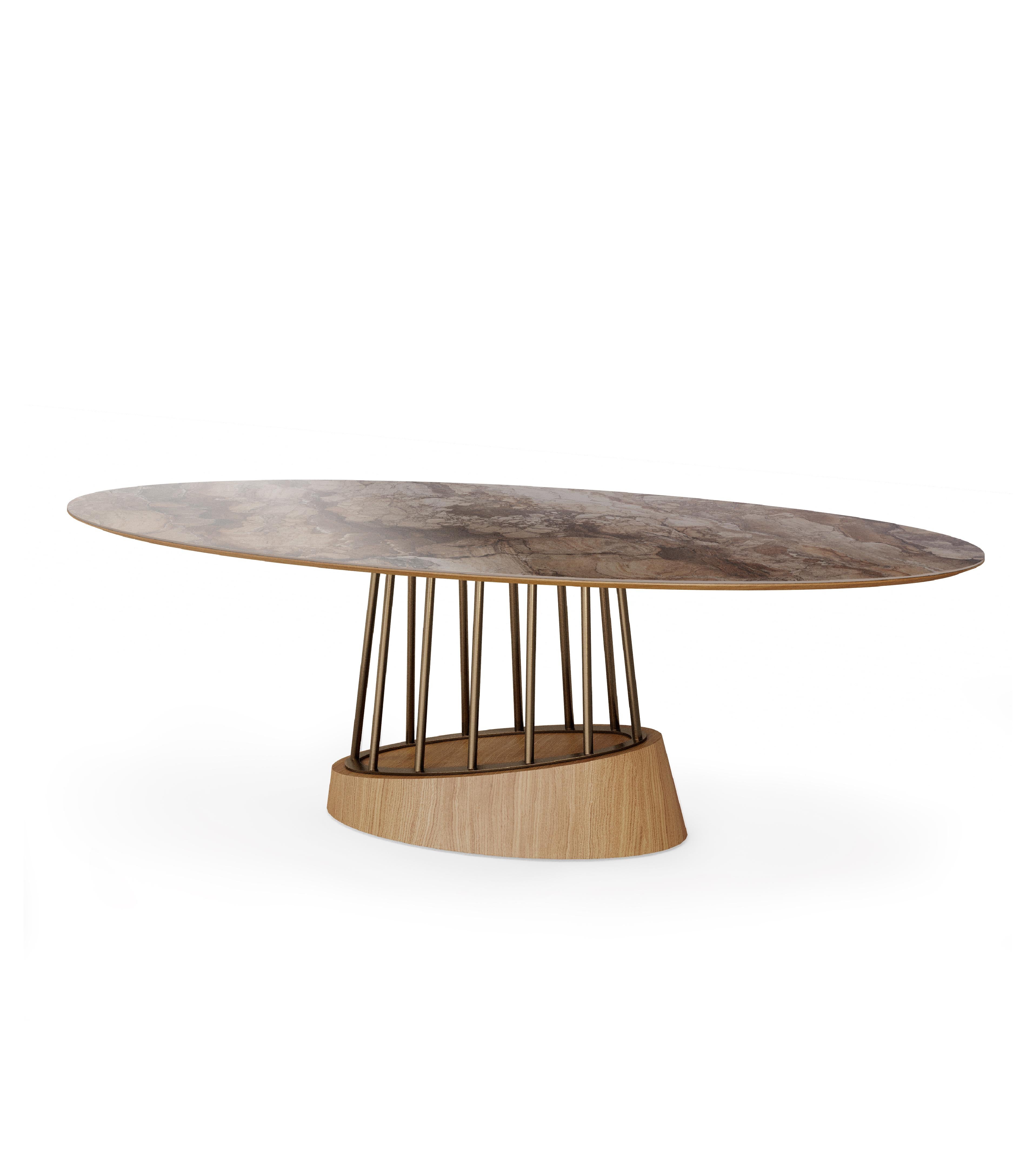 Soleil est une table de salle à manger extravagante au design contemporain. Cette table de salle à manger présente une combinaison de bois, d'acier inoxydable et de céramique.