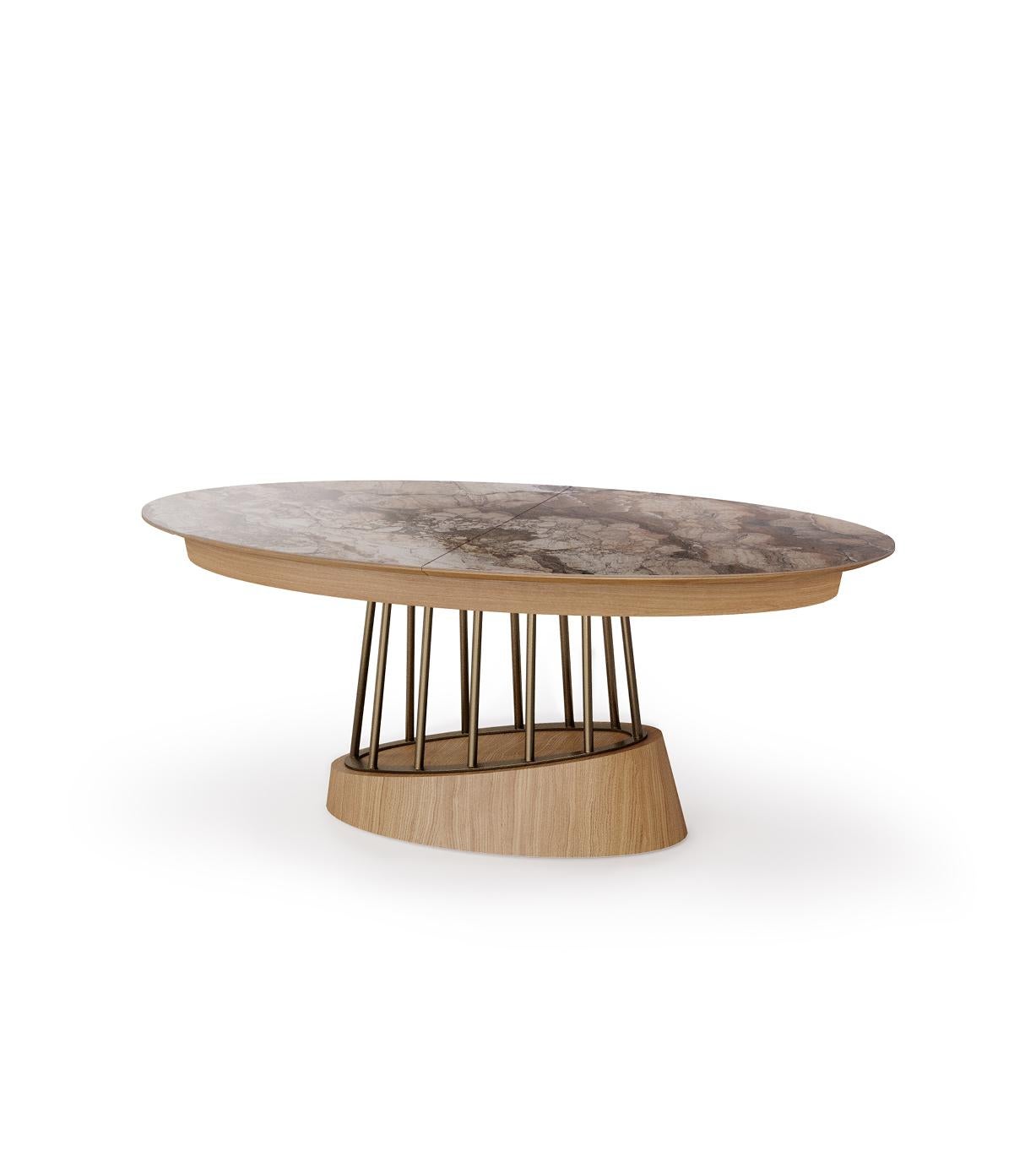 Soleil est une table de salle à manger extravagante à rallonge au design contemporain. Cette table de salle à manger présente une combinaison de bois, d'acier inoxydable et de céramique.