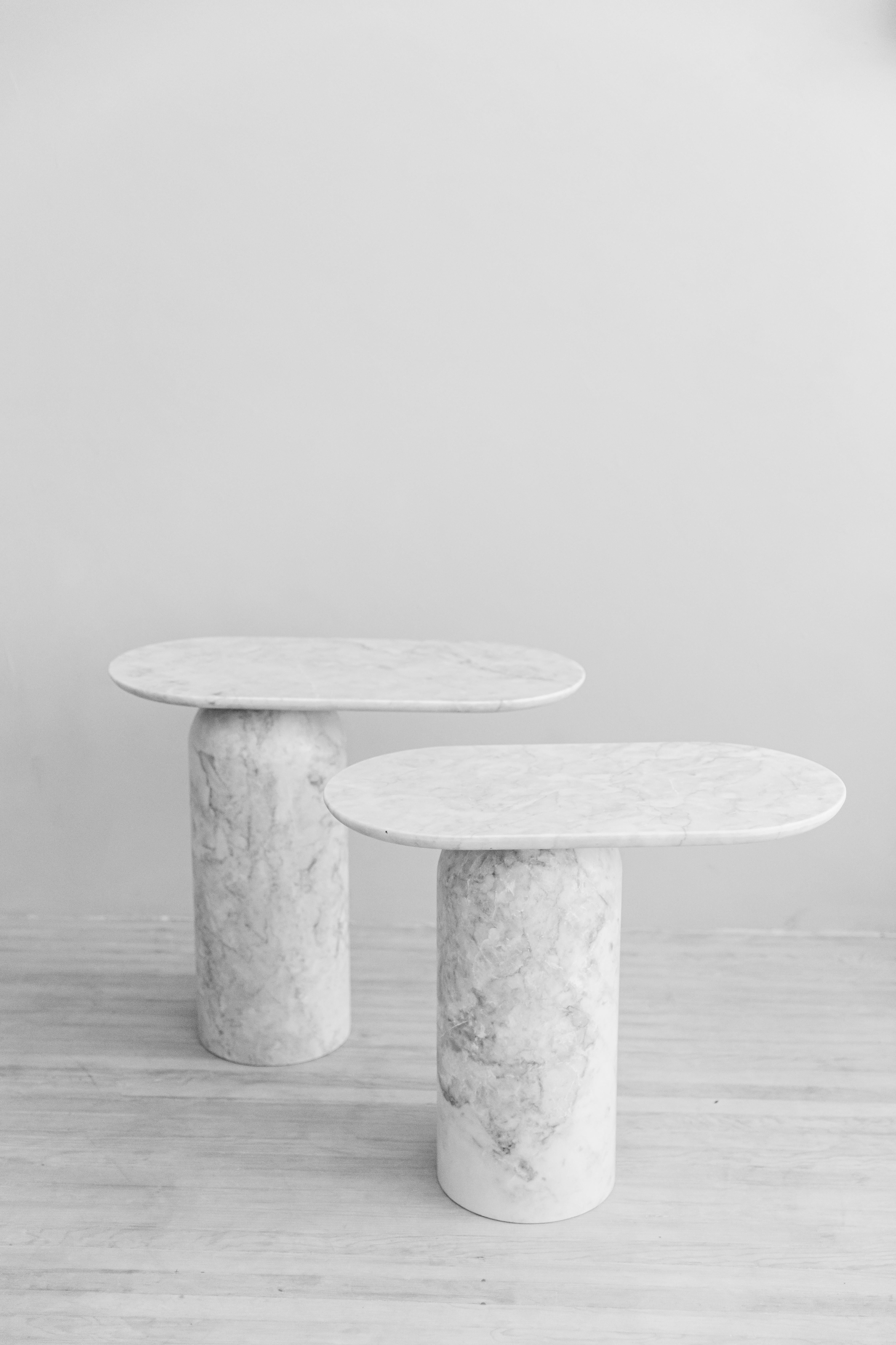 Side table in carved Veneciano white marble. Available on request in Monterrey black marble. Production time: 6-8 weeks for items without marble / 13-14 weeks for marble pieces. Shipping +10 additional business days. Casa Quieta uses natural