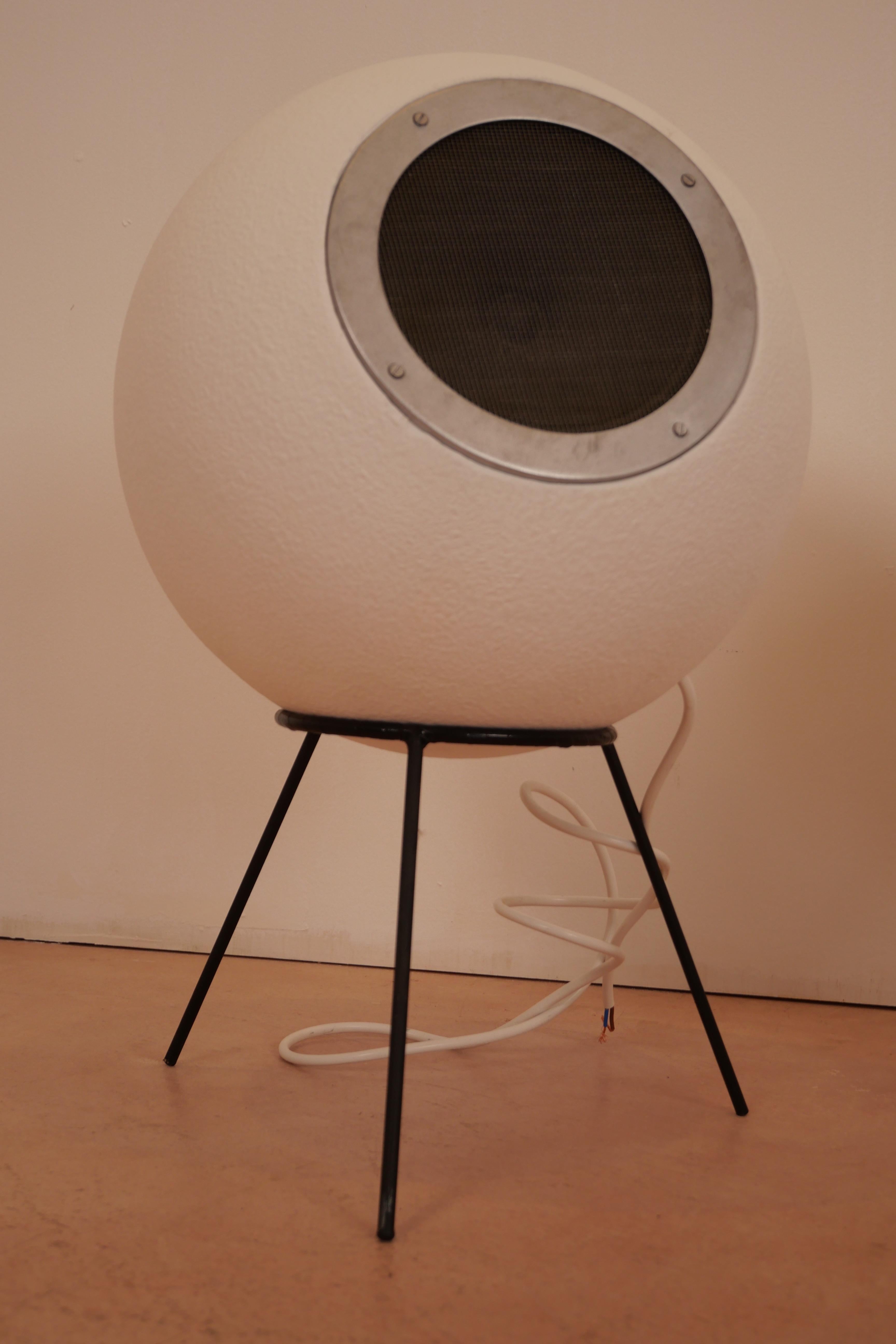 Original 1969 Elipson AS30 speaker in staff with its round, sensual and warm shape, was an Elipson bestseller. It was relatively compact for its time (30 cm in diameter, with a 16 cm Audax speaker) and was ideal for trendy buyers looking for a