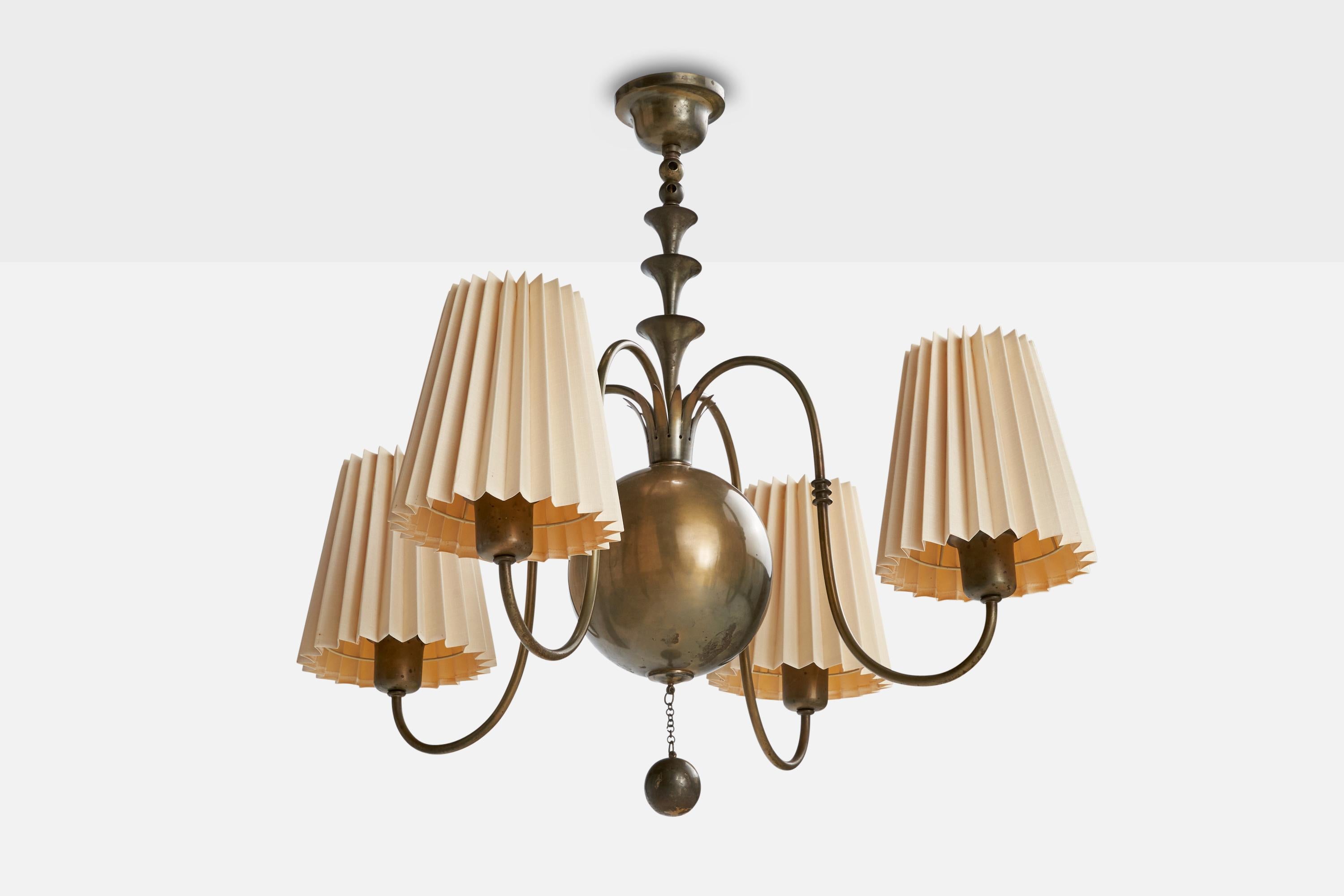 Un lustre en laiton et tissu beige conçu par Elis Bergh et produit par C.C. Hallberg, Suède, années 1920.

Dimensions globales (pouces) : 27