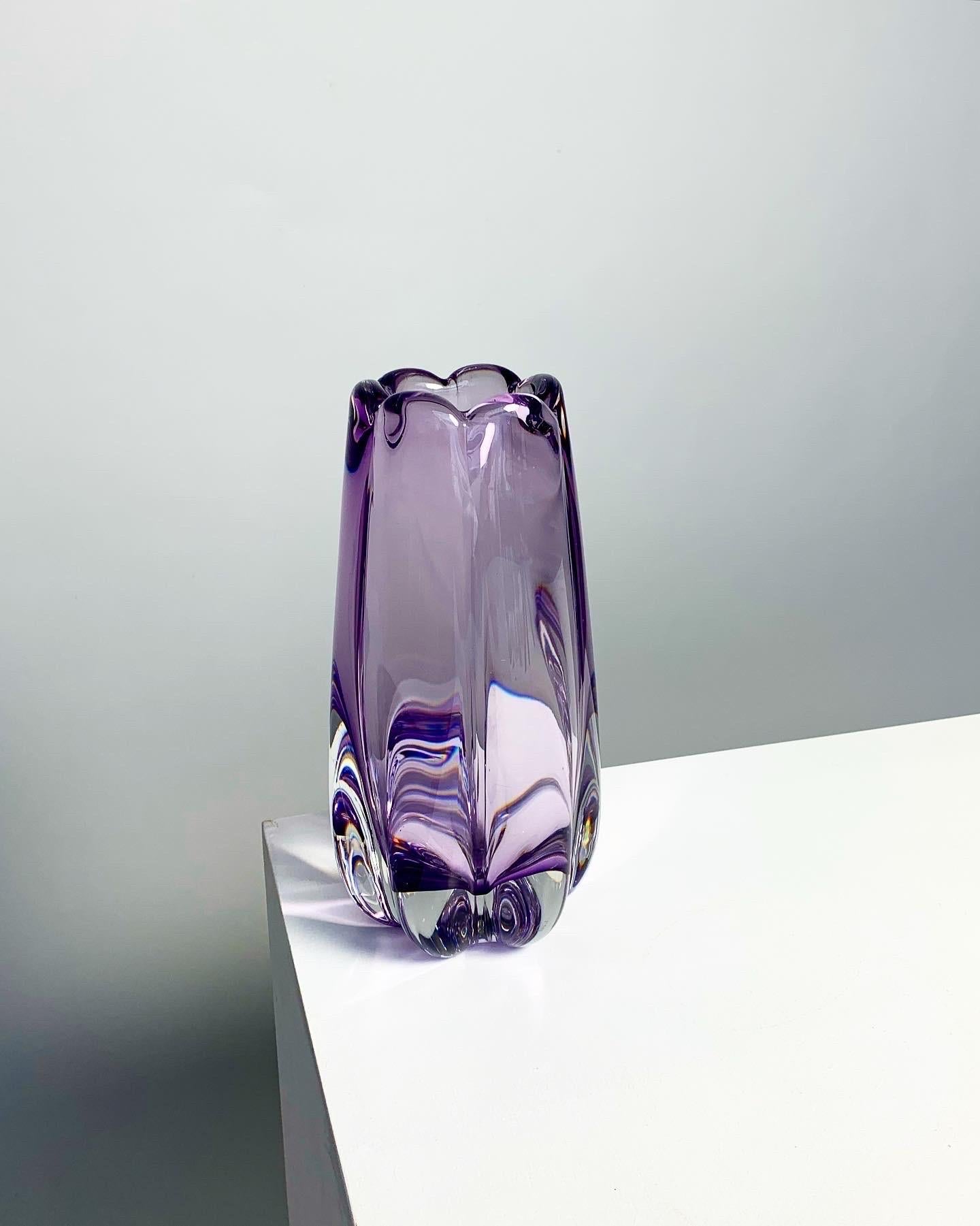 Early crystal glass vase by Swedish designer Elis Bergh, mouth-blown and hand-shaped by Kosta glassworks in Sweden in the 1940s.

Signed with the model number underneath „B2566“

Height: 24 cm
Diameter: 10 cm