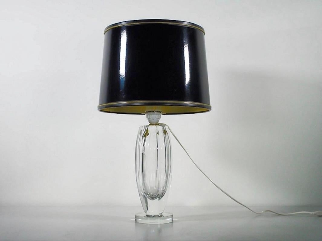 Stunning clear crystal table lamp, numbered 1569, designed by Elis Bergh for Kosta, Sweden in 1943. Glass engraved with Hermès / Mercury figure. Black lacquered screen.
