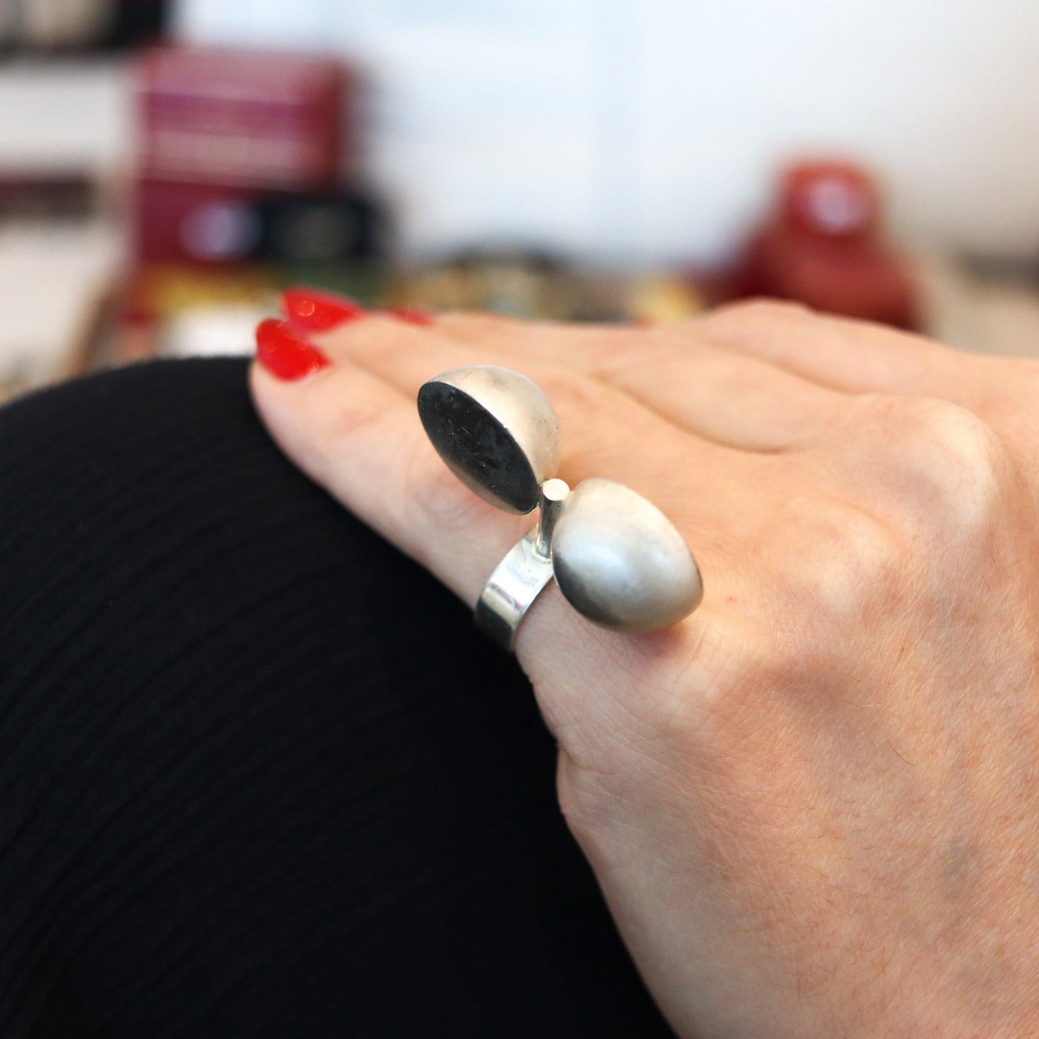 Geometric ring designed by Elis Kauppi (Finland, 1921-2004).

This geometric cocktail ring was created in the city of Turku in Finlandia by the jewelry designer Elis Kauppi, back in 1971. The sculptural ring has been designed for his own company