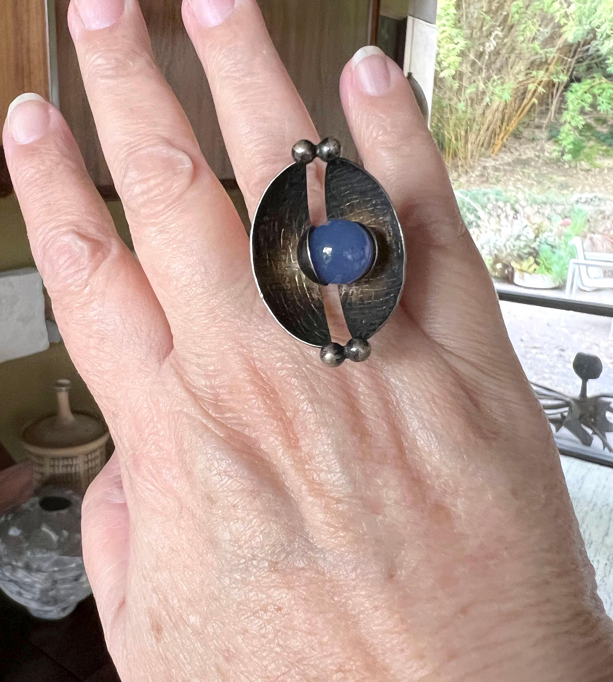 Elis Kauppi Finnischer modernistischer Pod-Ring aus Sterlingsilber und Chalcedon im Zustand „Gut“ in Palm Springs, CA