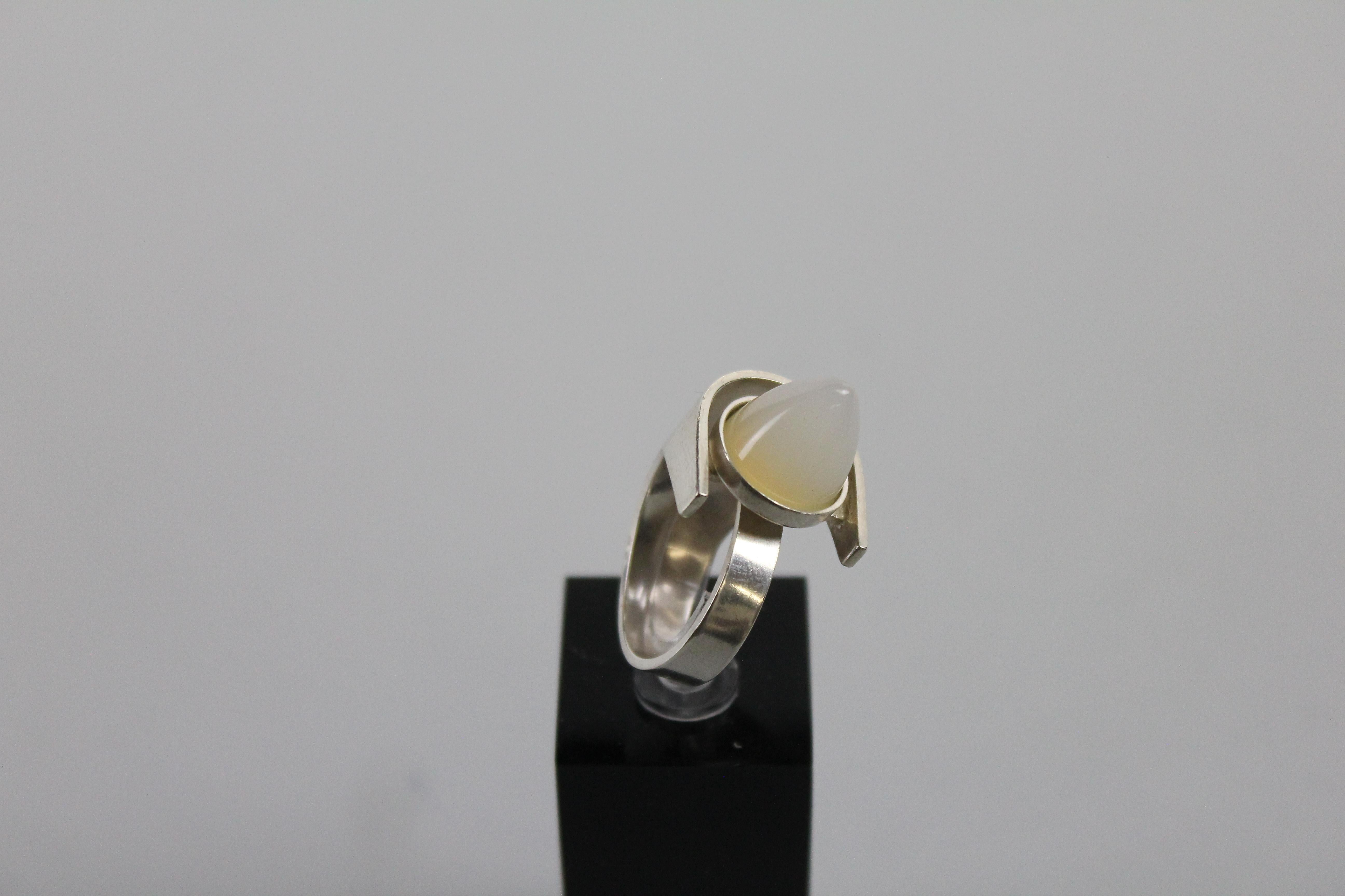 Elis Kauppi Scandinavian modernist ring for Kupittaan Kulta, Finland 1960s.
Sterling silver with a high cabochon cut moonstone.
The ring size is adjustable.