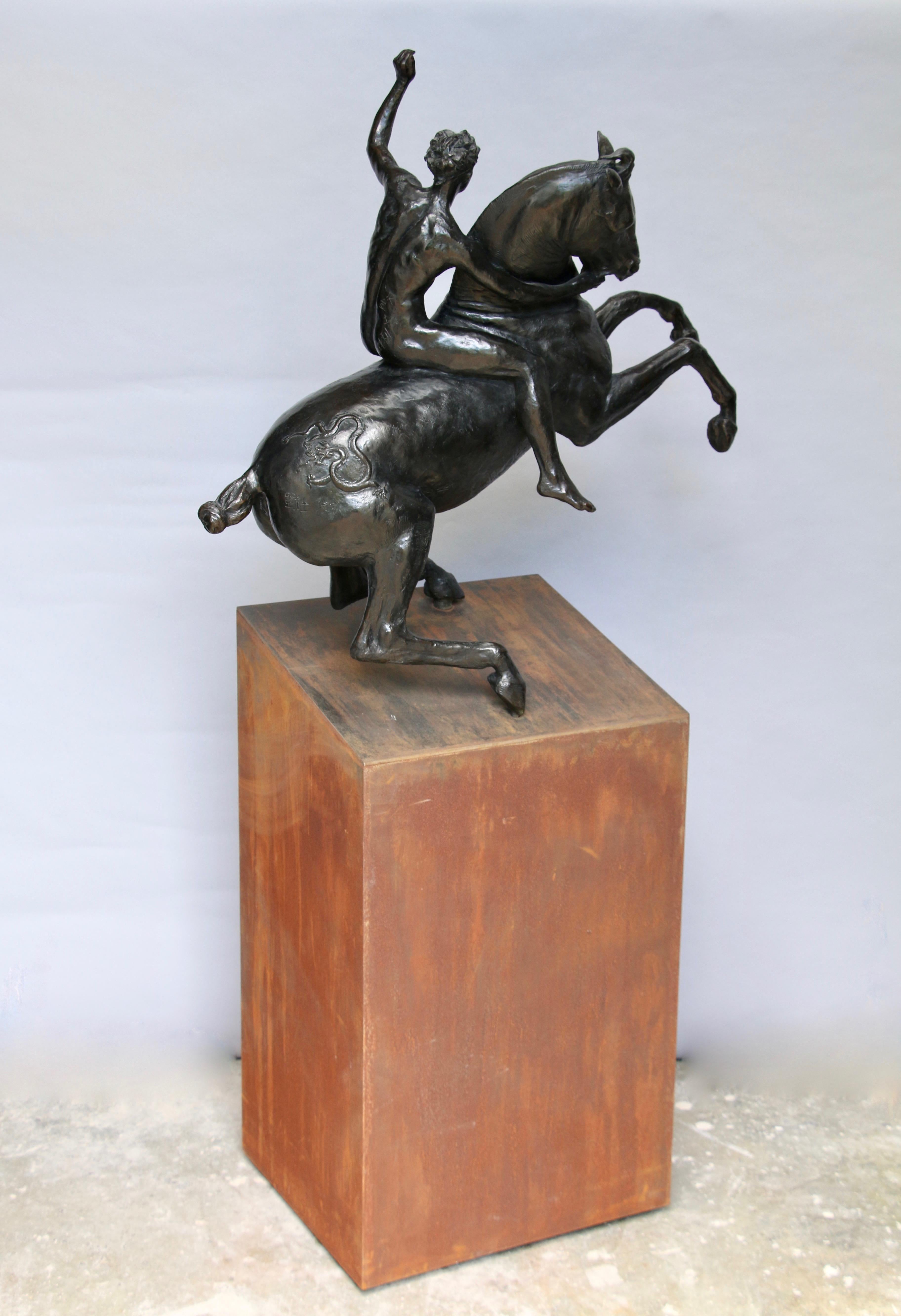 Grand modèle d'équitation en bronze 2049  - Or Figurative Sculpture par Elisabeth Cibot