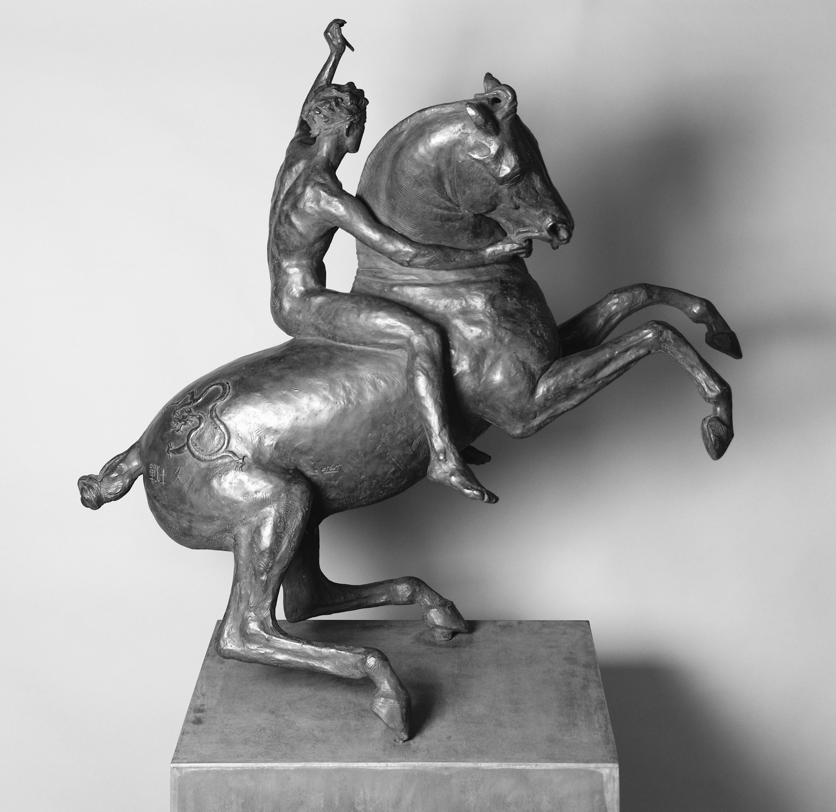  Bronze  1/3 de la base en acier Korten patiné noir ou doré à la feuille sortie
  sculpture sur roues, gravure au jet d'eau d'une cartouche codée QR.
 Née en 1960 dans une famille d'artistes collectionnant les bronzes de la Renaissance italienne, la