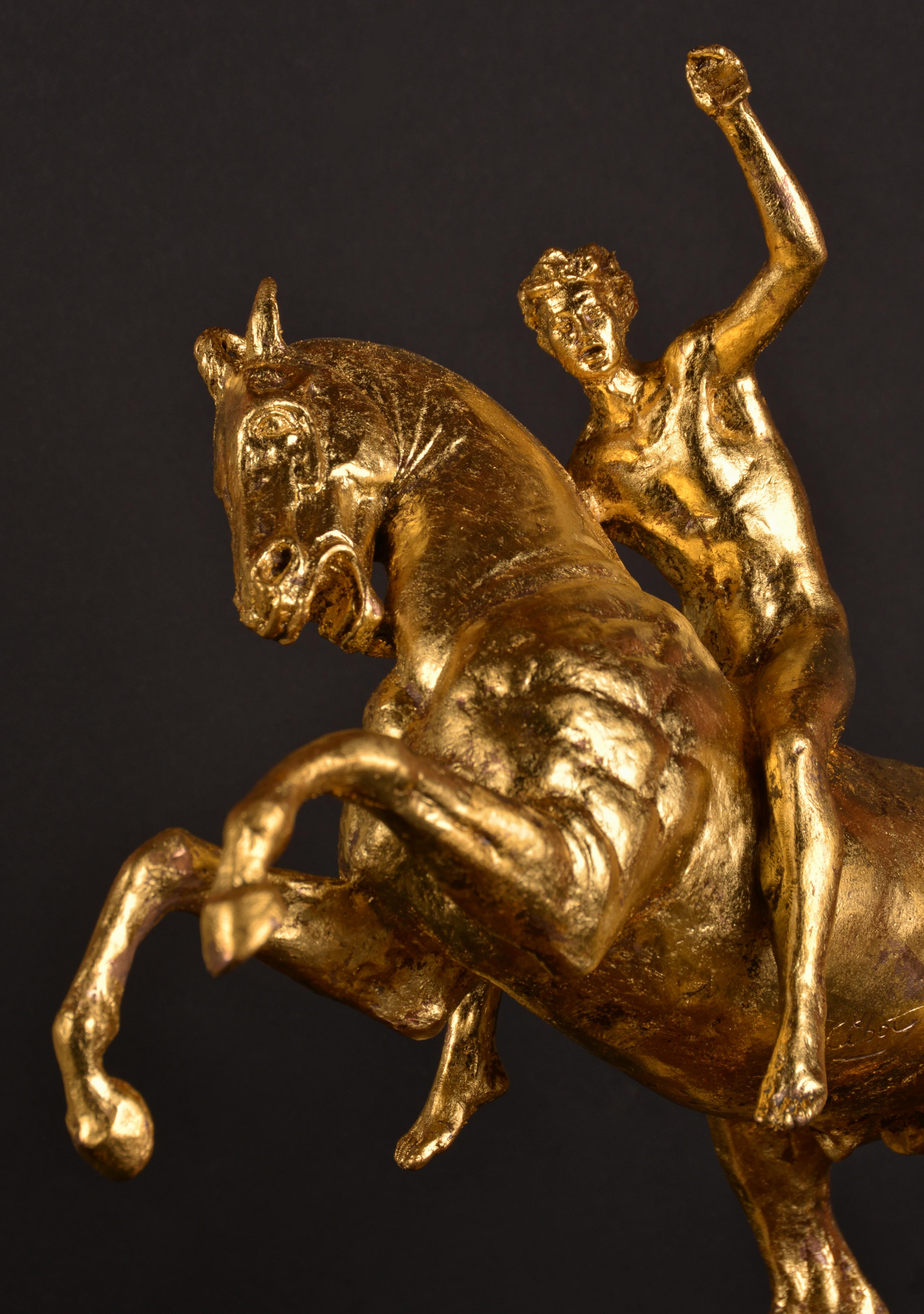 Petit modèle d'équitation en bronze à feuilles d'or 2049  - Contemporain Sculpture par Elisabeth Cibot