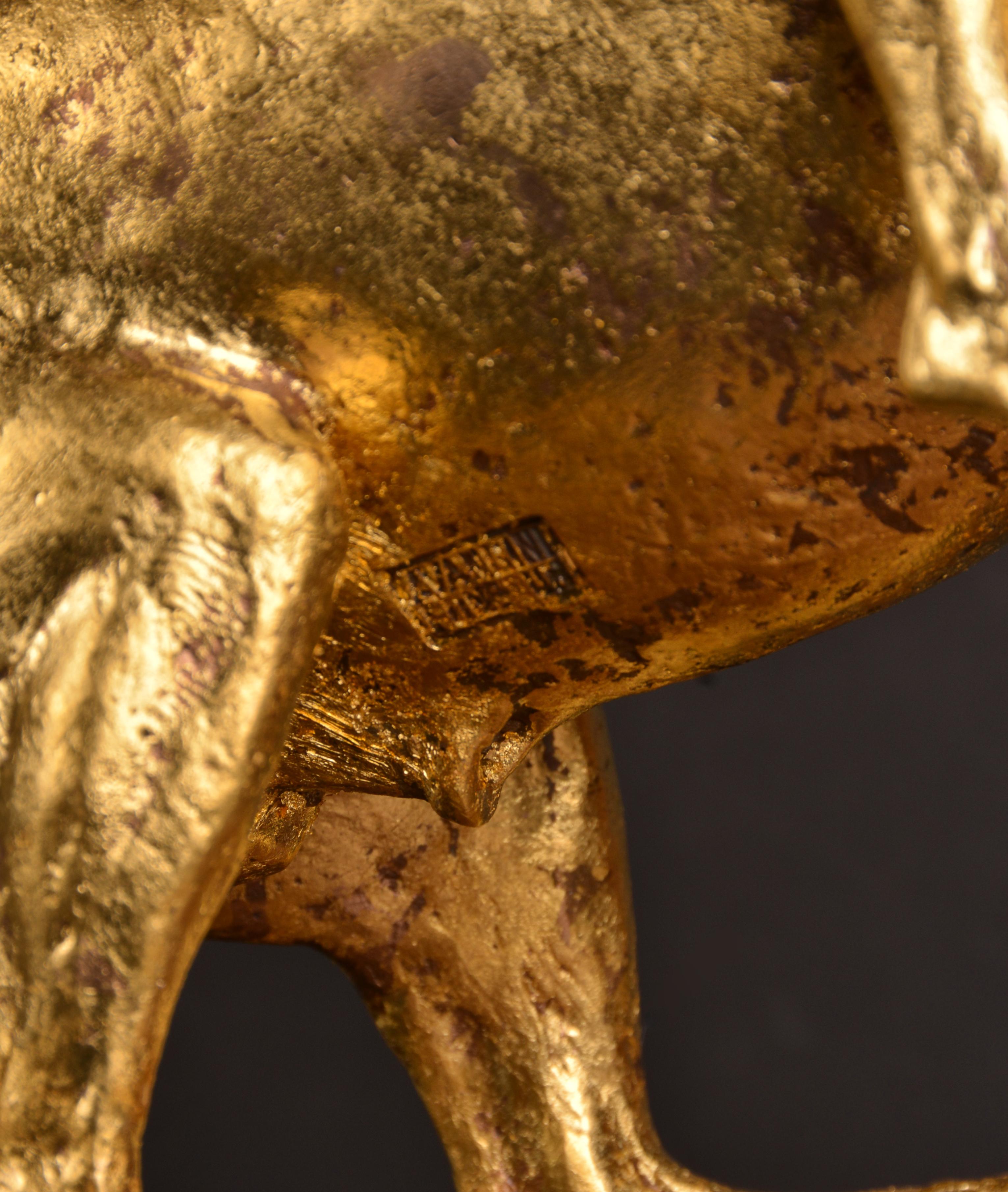 Reiter Modell aus Bronze mit Blattgold aus dem Jahr 2049  (Gold), Nude Sculpture, von Elisabeth Cibot