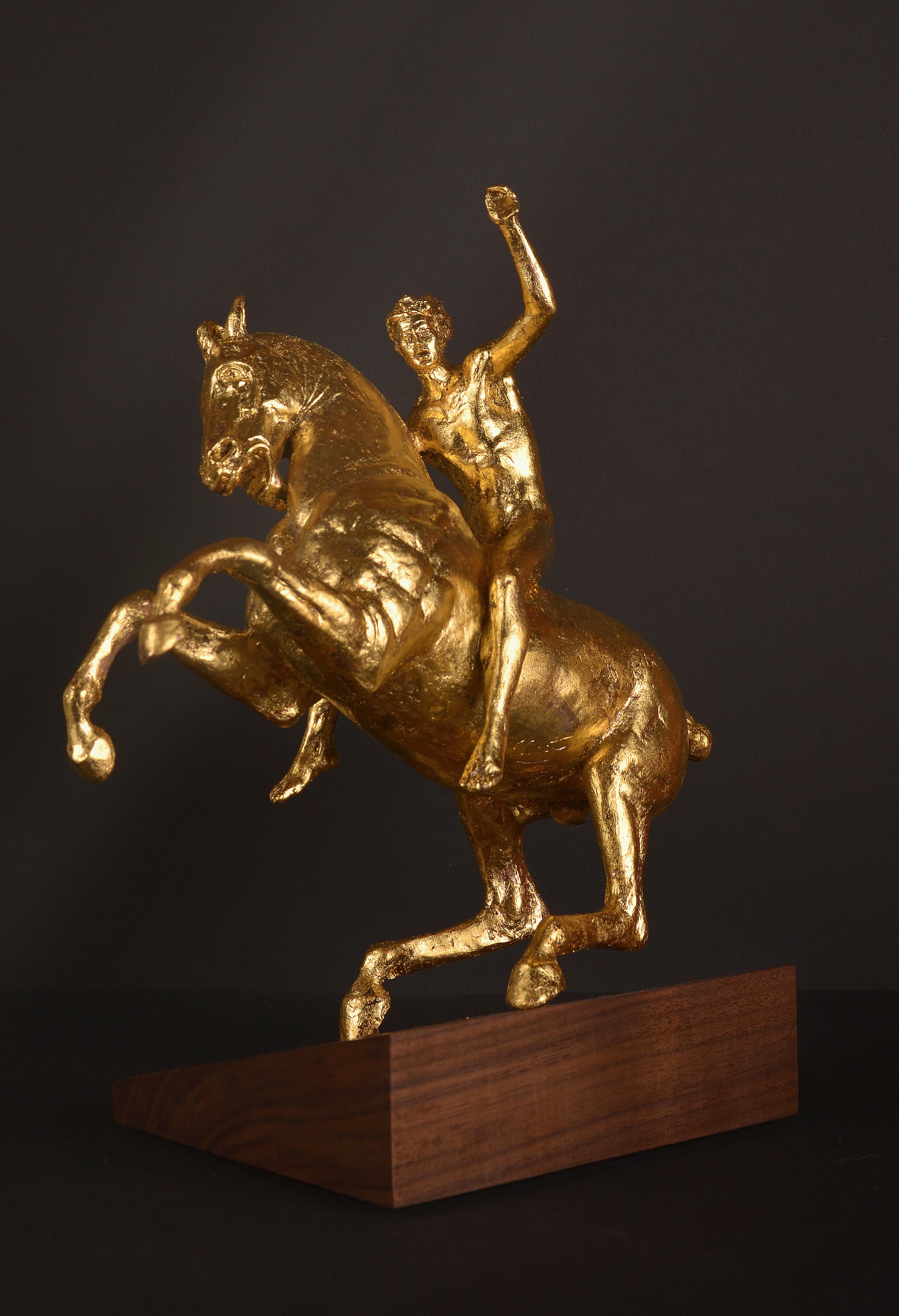 Nude Sculpture Elisabeth Cibot - Petit modèle d'équitation en bronze à feuilles d'or 2049 
