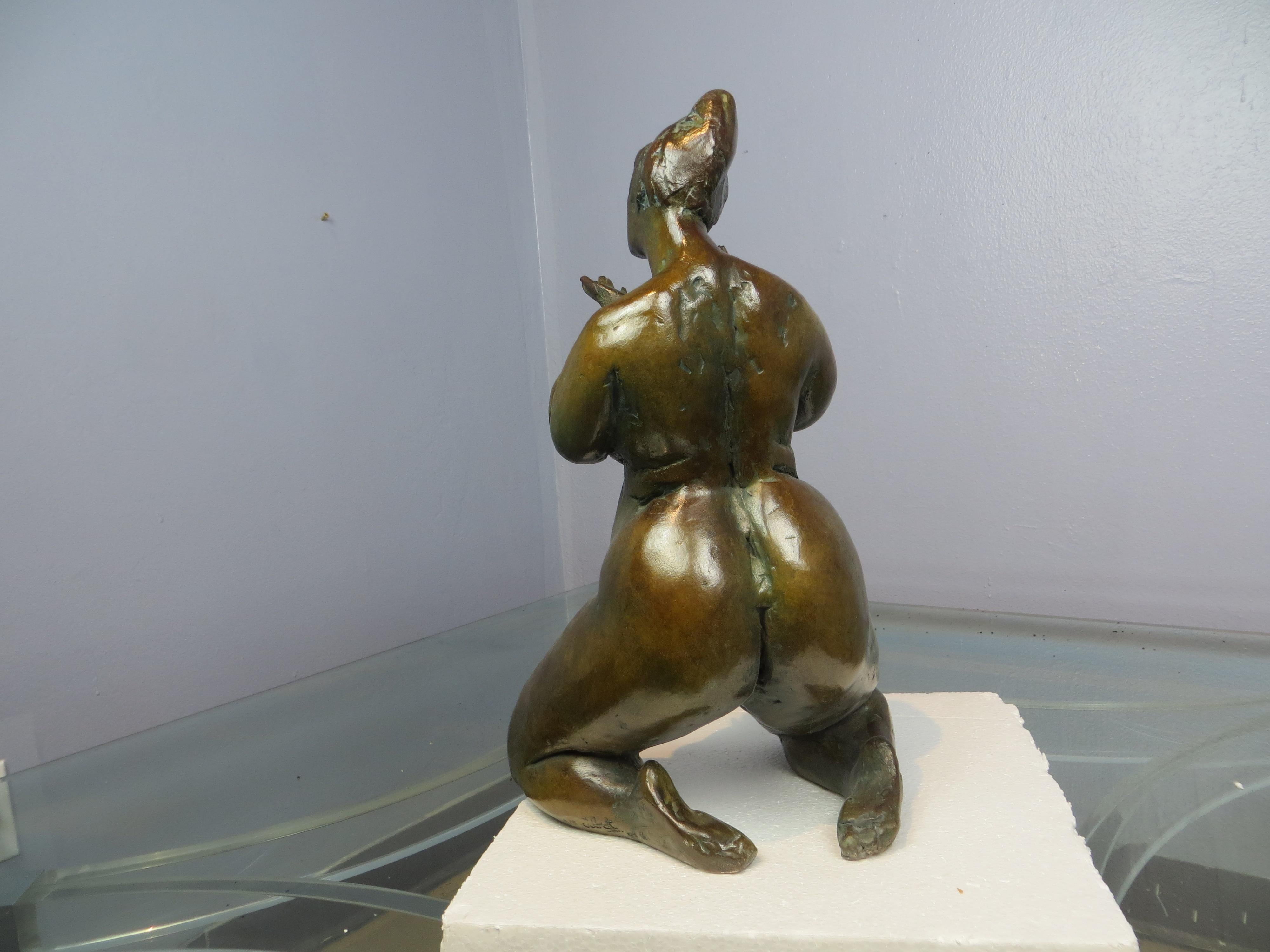 Belle Attente  (Gold), Figurative Sculpture, von Elisabeth Cibot