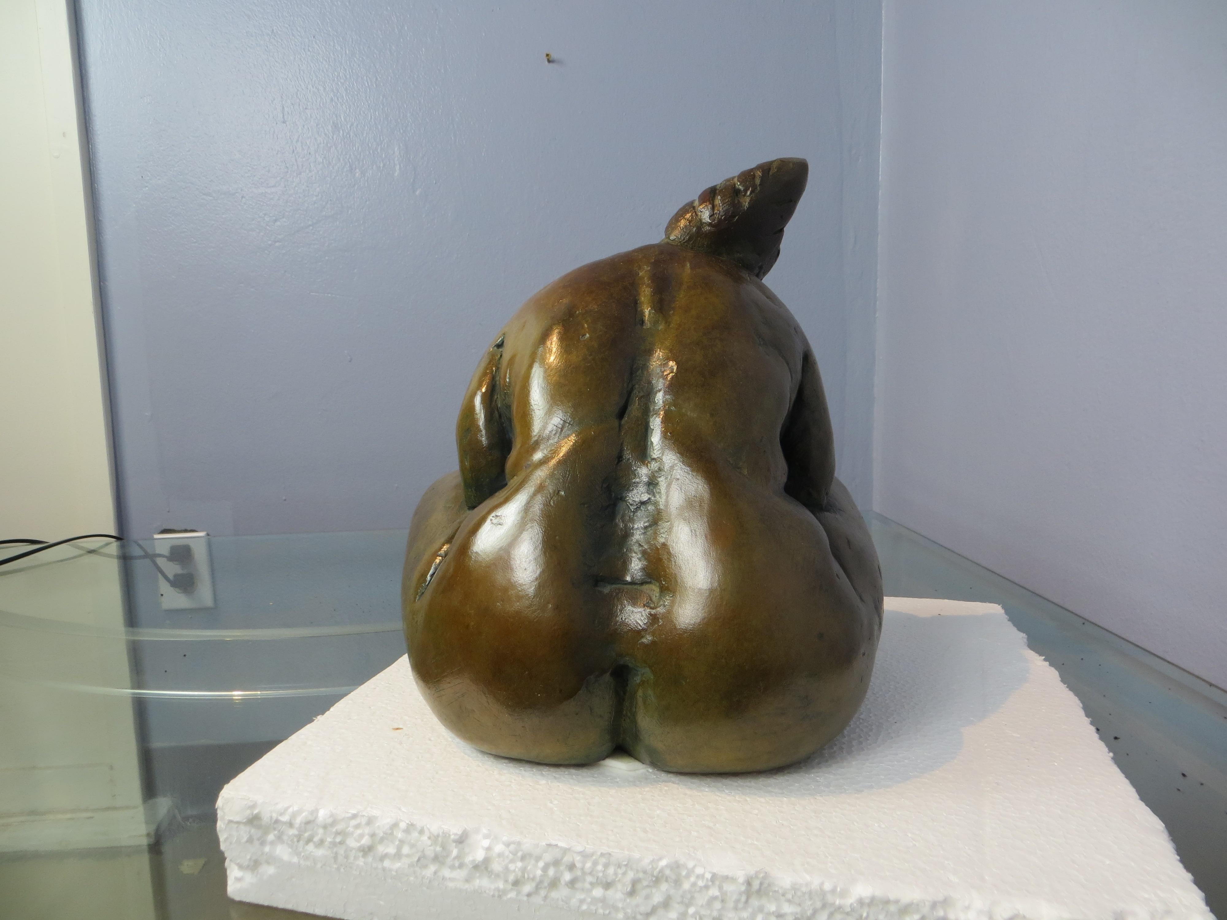Belle en Songe  - Figurative Sculpture Oro de Elisabeth Cibot
