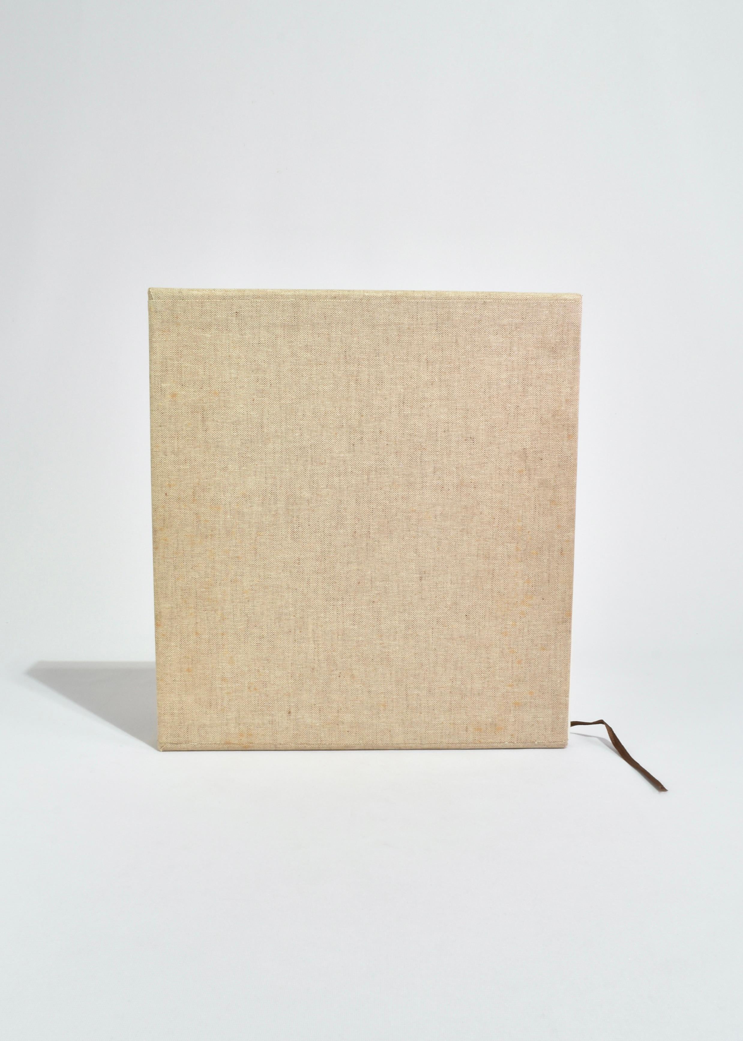 Livre de poche vintage présentant le travail de sculpture de l'artiste Elisabeth Frink. Catalogue raisonné, publié en 1984. Première édition, 216 pages. Livré avec une pochette en tissu.

