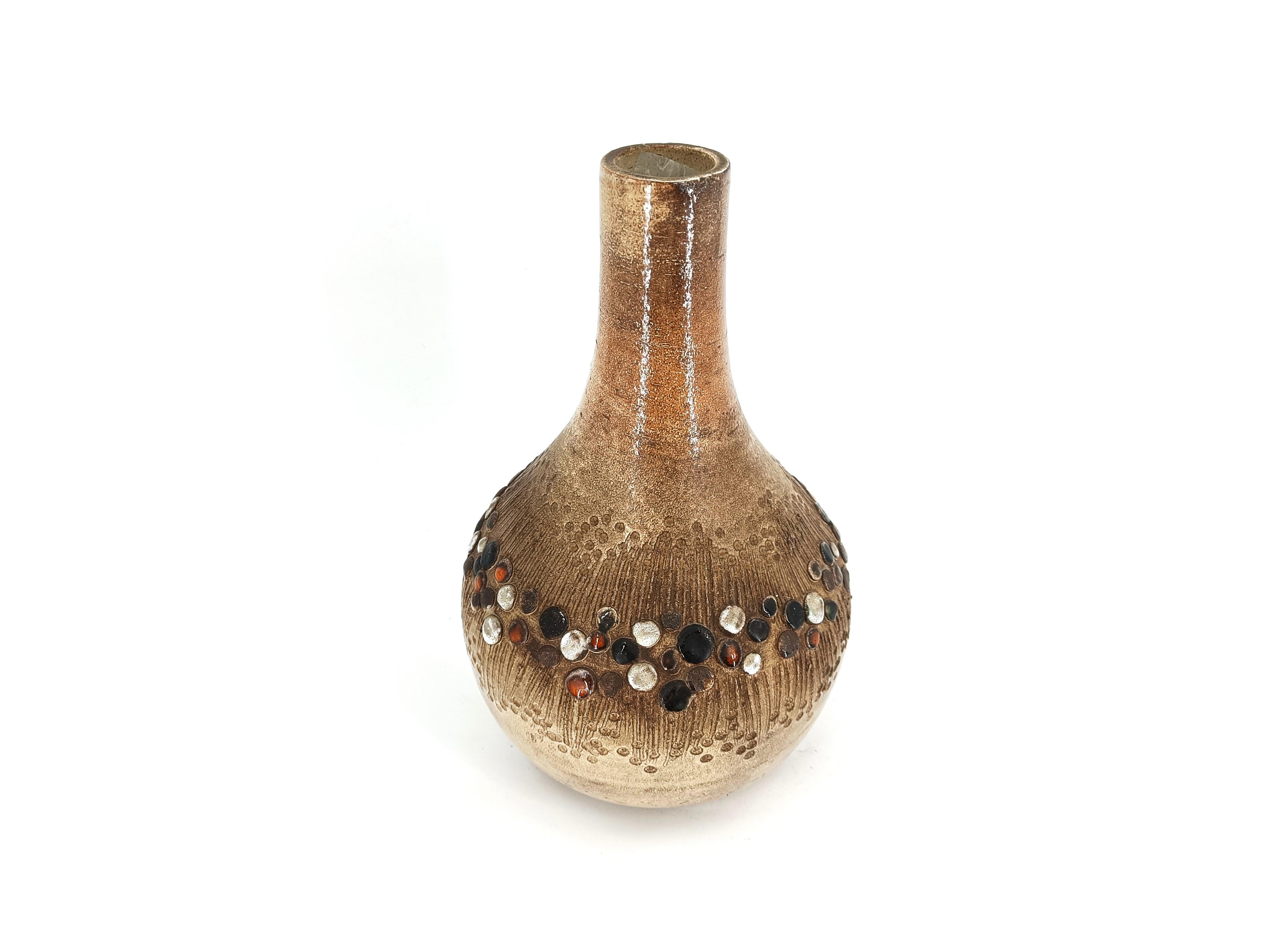 Splendido vaso brutalista in ceramica smaltata di Elizabeth Vandeweghe per Perignem con intarsi smaltati.

Un pezzo decorativo e senza tempo.

Dimensioni:
Altezza: 35 cm
Diametro: 25 cm

Rif.: 184247