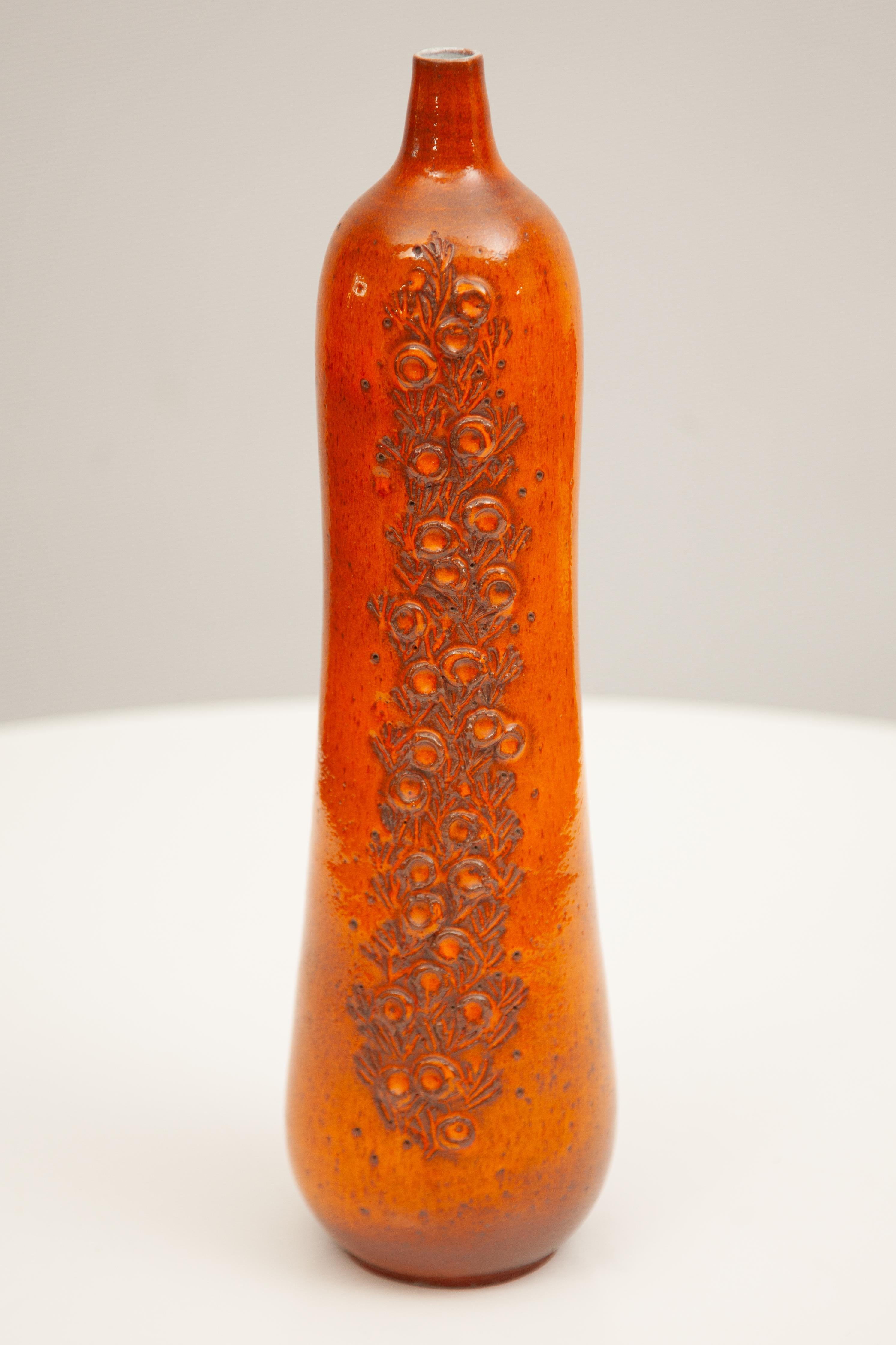 Wunderschöne große Flaschenvase aus handgefertigtem Steingut mit einer kombinierten Selenglasur mit aufgesetztem Dekor der belgischen Keramikerin Elizabeth Vandeweghe, die für das Studio Perignem in Beernem tätig war. Die Vase ist auf dem Sockel mit