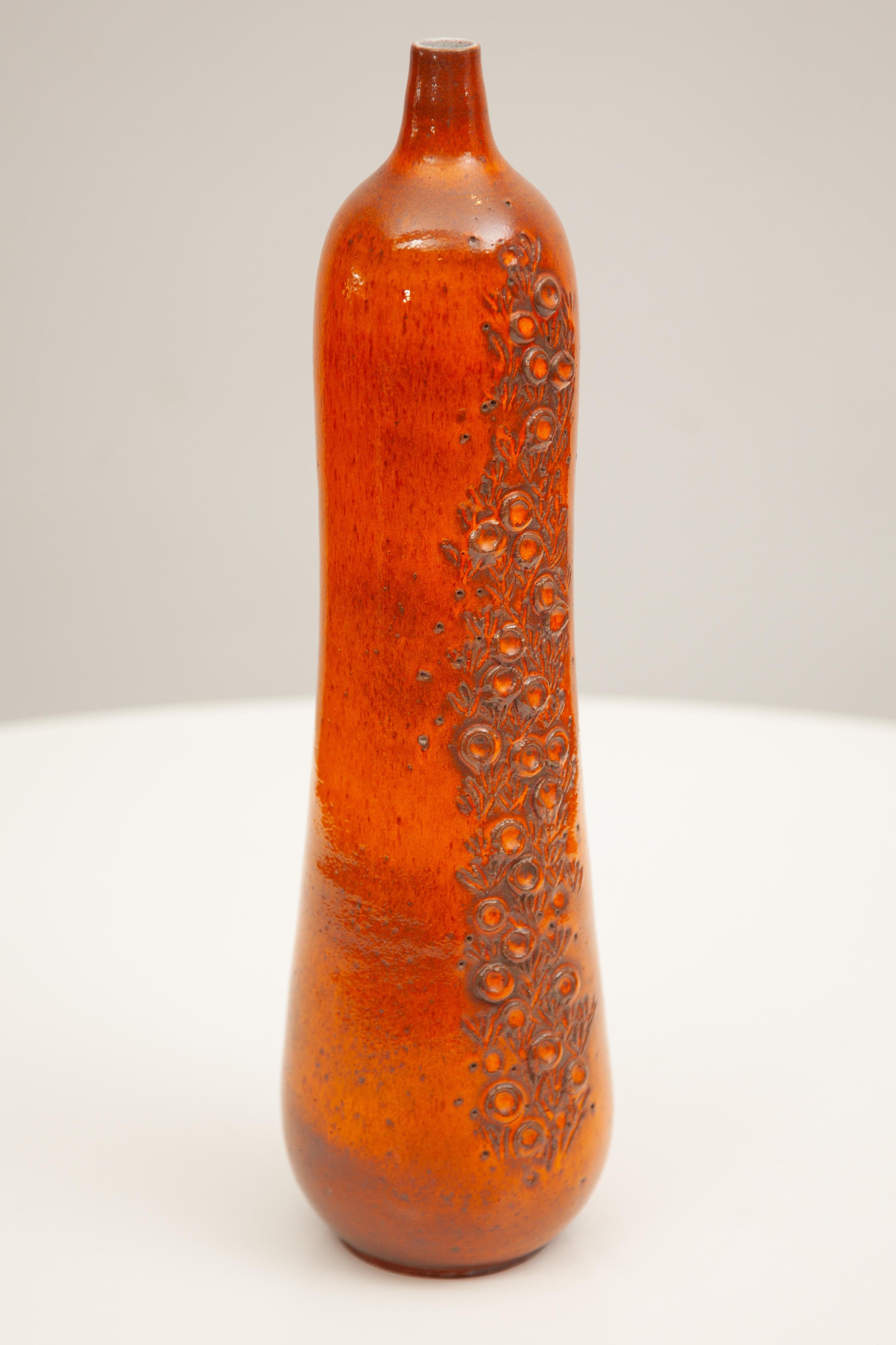 Elisabeth Vandeweghe für Perignem, Belgien, „Selenium Orange Vase“ (Glasiert) im Angebot