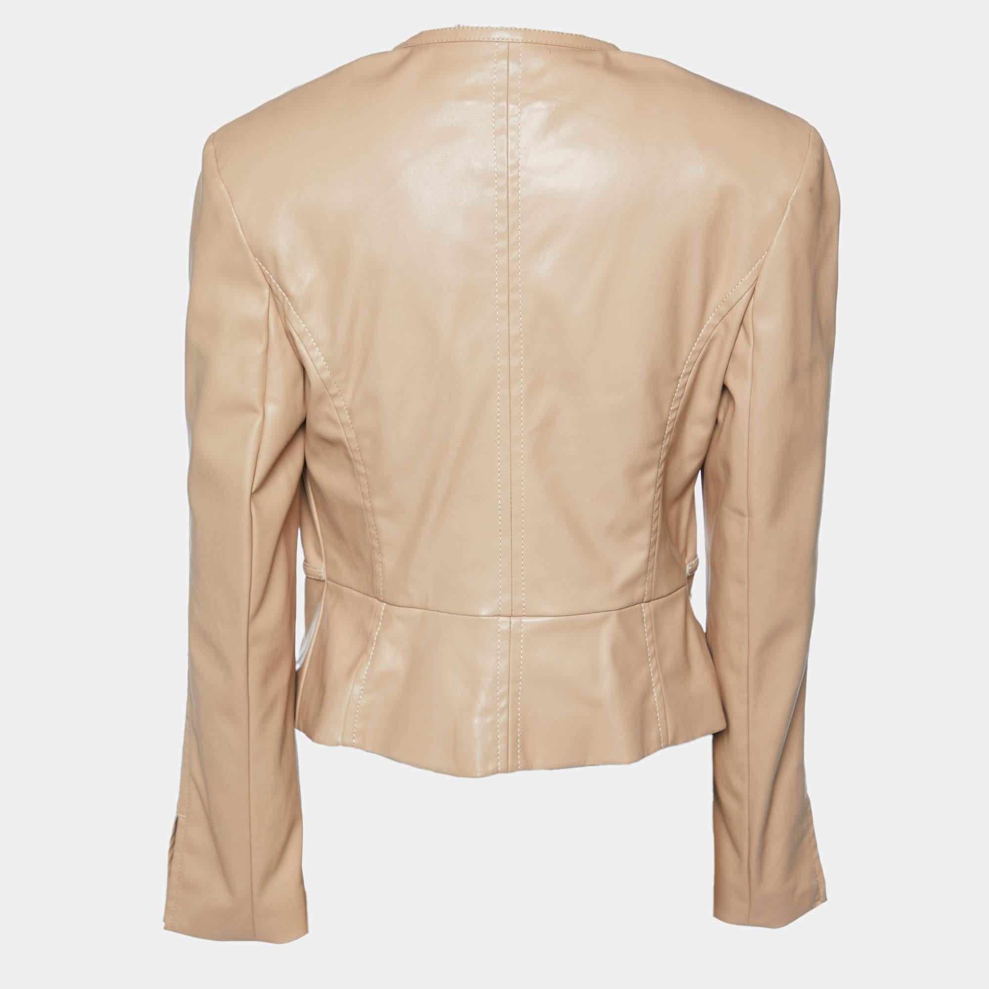 Infuse an extra dose of style into your outfit with this highly fashionable jacket. Tailored from quality materials it embodies a contemporary vibe and is filled with functional characteristics.