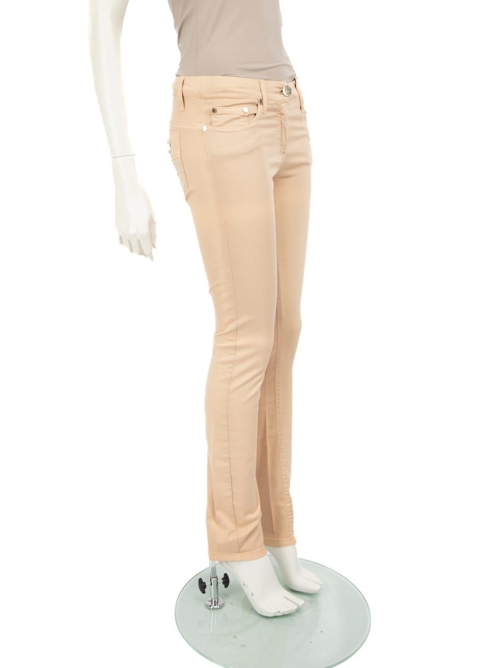 CONDITION ist nie getragen, mit Tags. Aufgrund der schlechten Lagerung der Jeans. Lose Nähte an der rechten Tasche. Kleine Kratzer an den Beschlägen und ein kleiner Fleck auf dem vorderen linken Bein an diesem neuen Elisabetta Franchi Designer