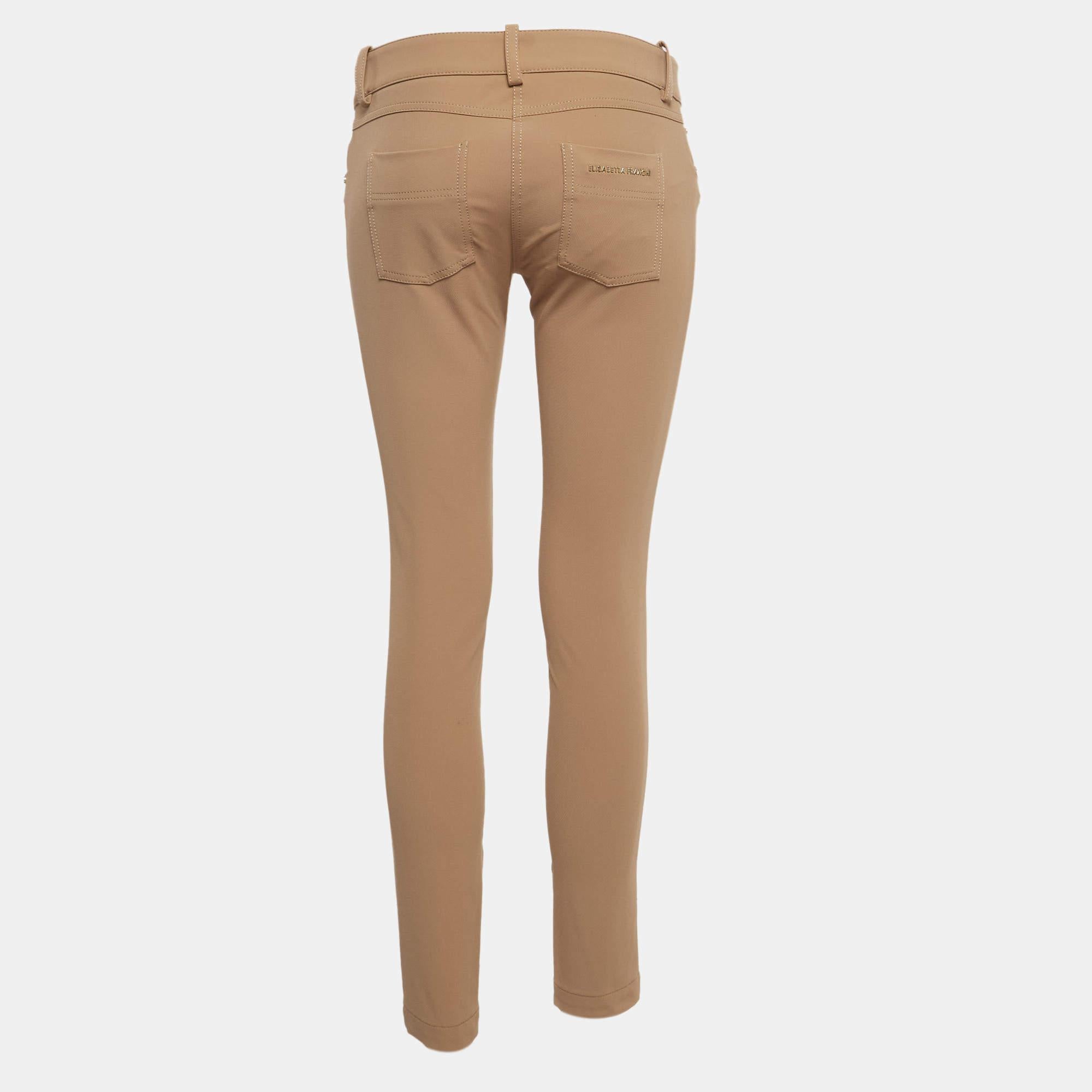 Werten Sie Ihre formelle Kleidung mit dieser Hose auf. Diese Hose ist in einer hervorragenden Silhouette und Passform entworfen und lässt Sie mit Sicherheit elegant aussehen.