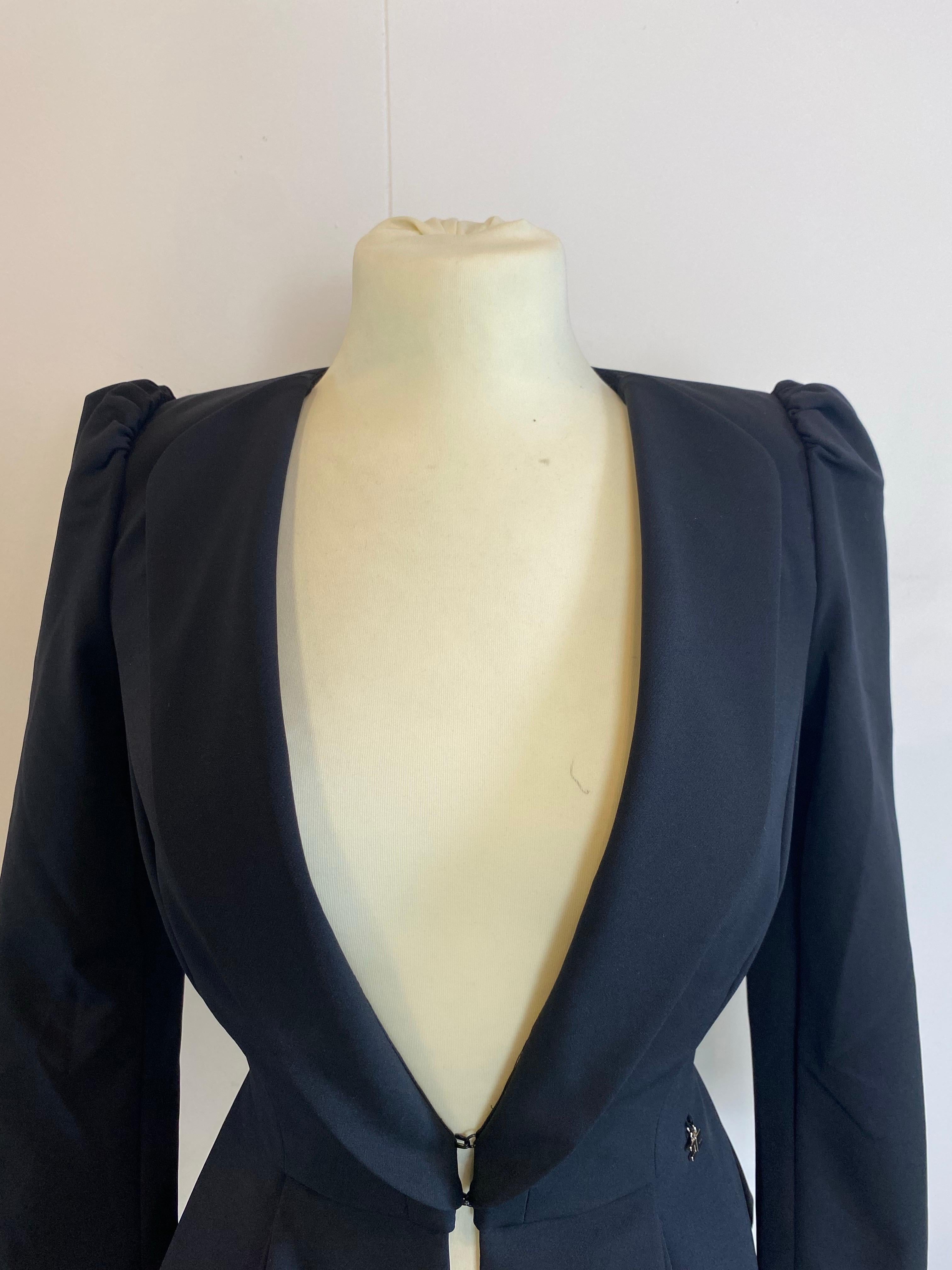Elisabetta Franchi Veste noire.
Taille 40 IT.
97% polyester, 3% élasthanne.
Épaules 40 cm.
Hauteur 60 cm.
Excellent état, présente des signes d'utilisation comme le montrent les photos.