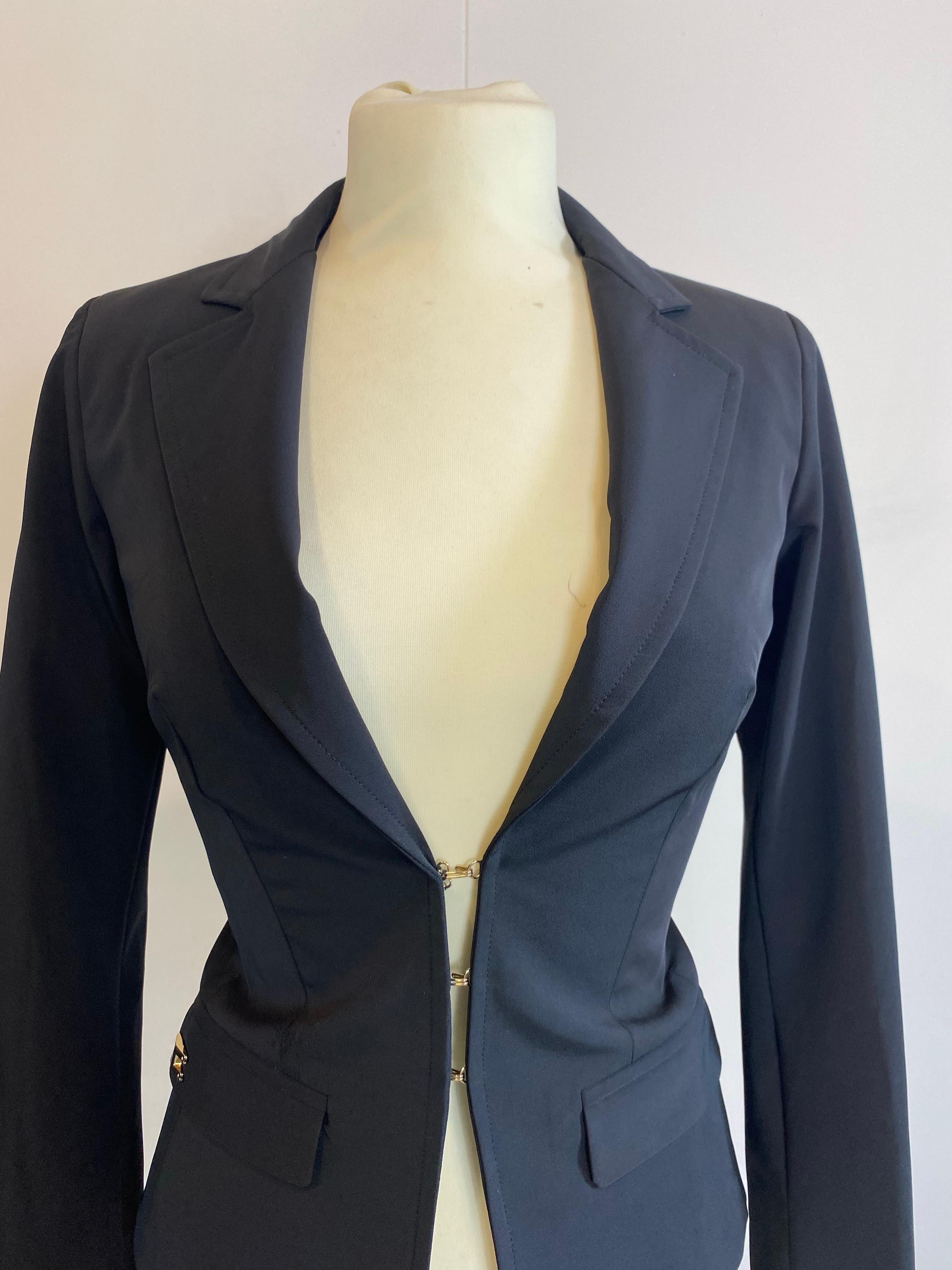 Elisabetta Franchi Schwarze Jacke
Größe 40 IT.
95% Polyester, 5% Elasthan.
Schultern 36 cm.
Höhe 58 cm.
Ausgezeichneter Zustand, zeigt Gebrauchsspuren und Mängel wie auf dem Foto.