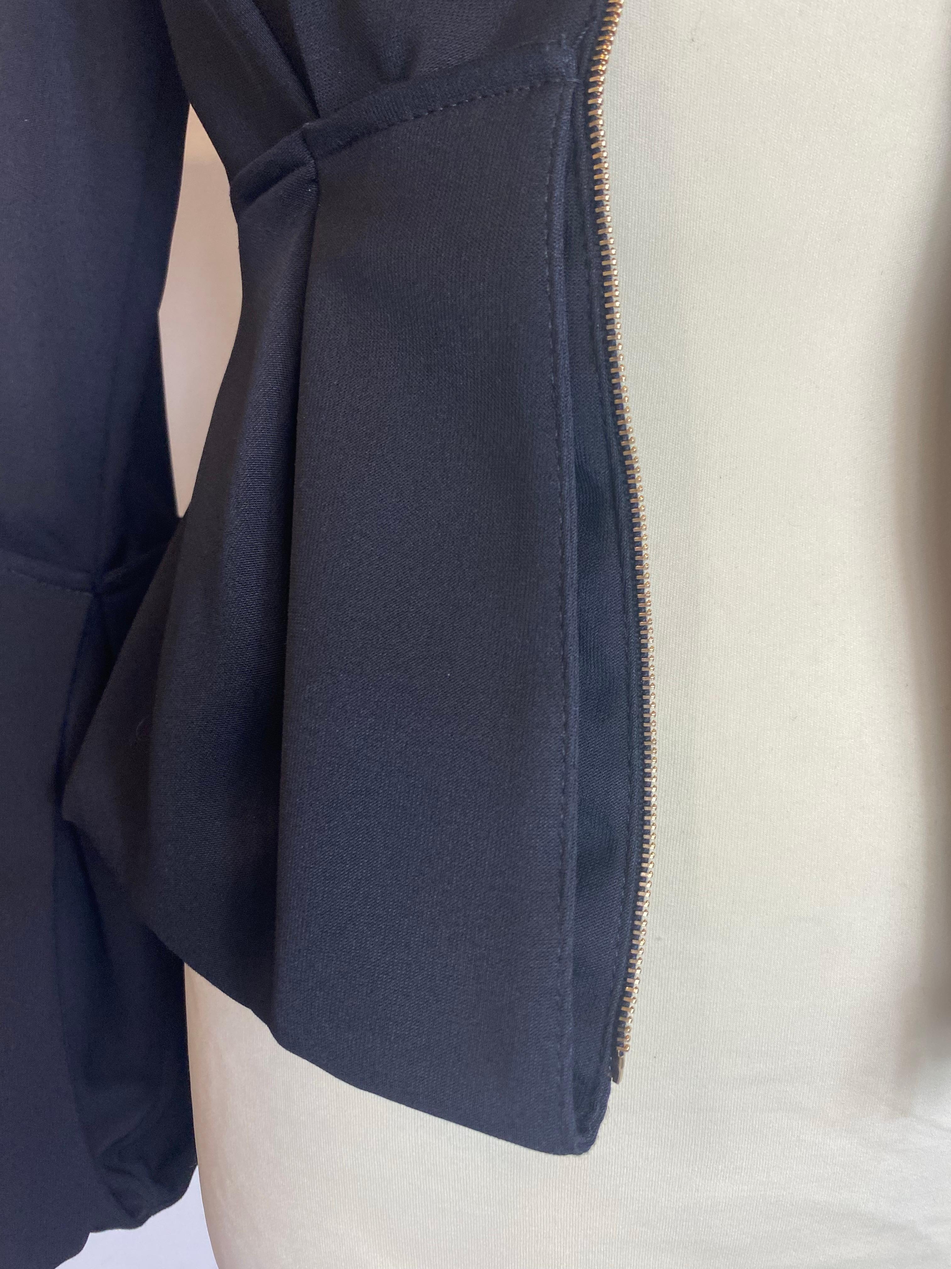 Giacca nera di Elisabetta Franchi con dettagli sulle maniche.
97% poliestere, 3% spandex.
Taglia 40 IT.
Spalle 36 cm.
Lunghezza 56 cm.
Ottime condizioni, presenta segni di utilizzo come mostrato nelle foto.