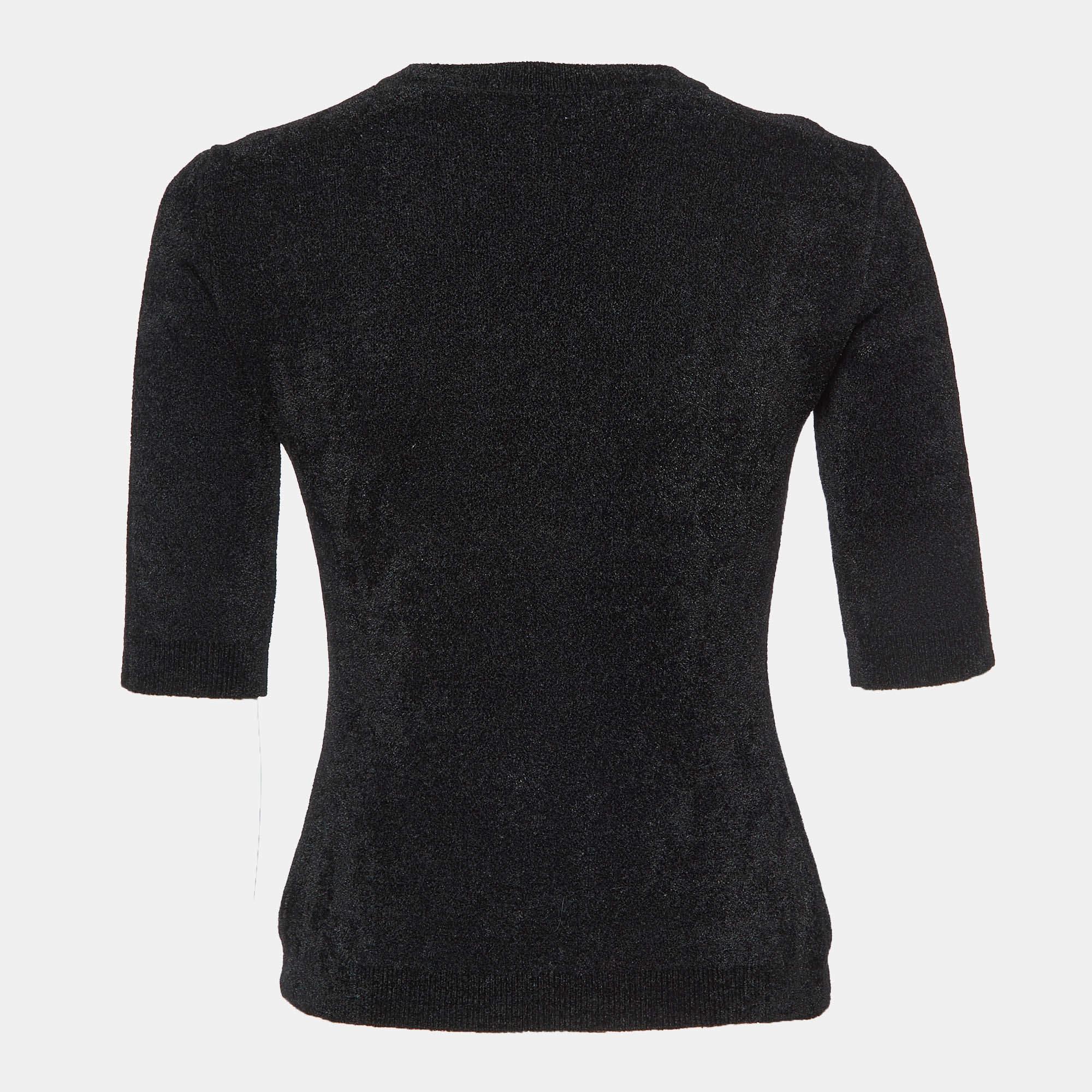 Wie fabelhaft sieht dieser Designer-Pullover aus. Er ist aus edlen MATERIALEN gefertigt und hat lange Ärmel. Kombinieren Sie es mit einer Hose und Sneakers für einen coolen Look.