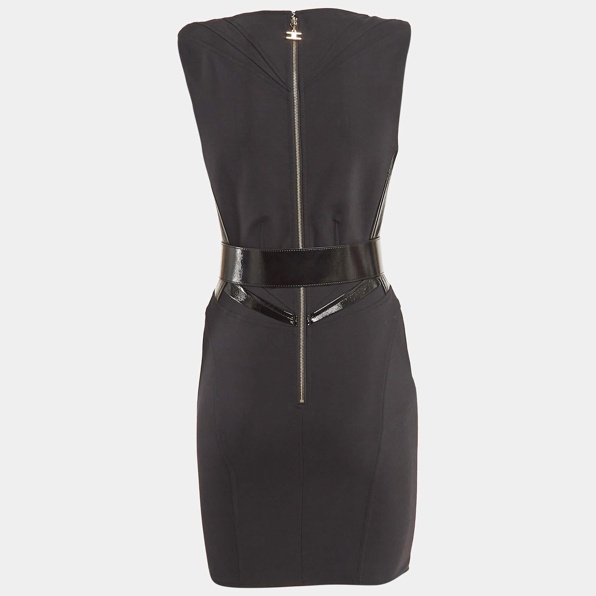 Affichez un look élégant en portant cette magnifique robe de créateur. Taillée dans un tissu fin, cette robe présente une silhouette chic pour une coupe cadrée. Coiffez cette création d'accessoires chics et d'escarpins.