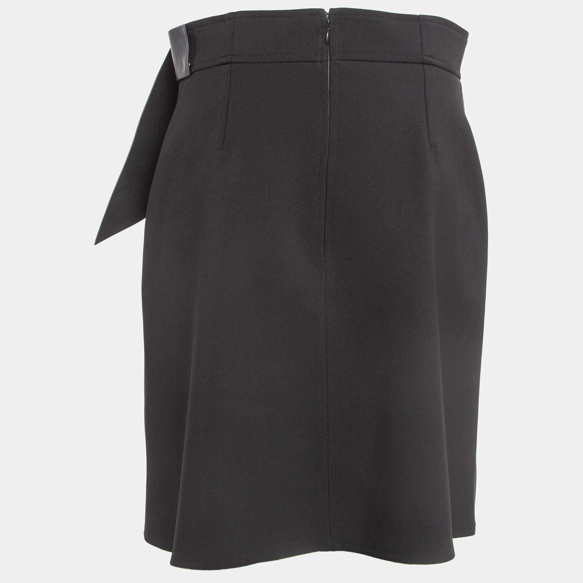 Experience the charm of designer clothing with this gorgeous Elisabetta Franchi skirt. Made from quality fabrics the skirt has a simple allure and a great fit. Pair it up with a tailored blouse or a simple top and high heels.