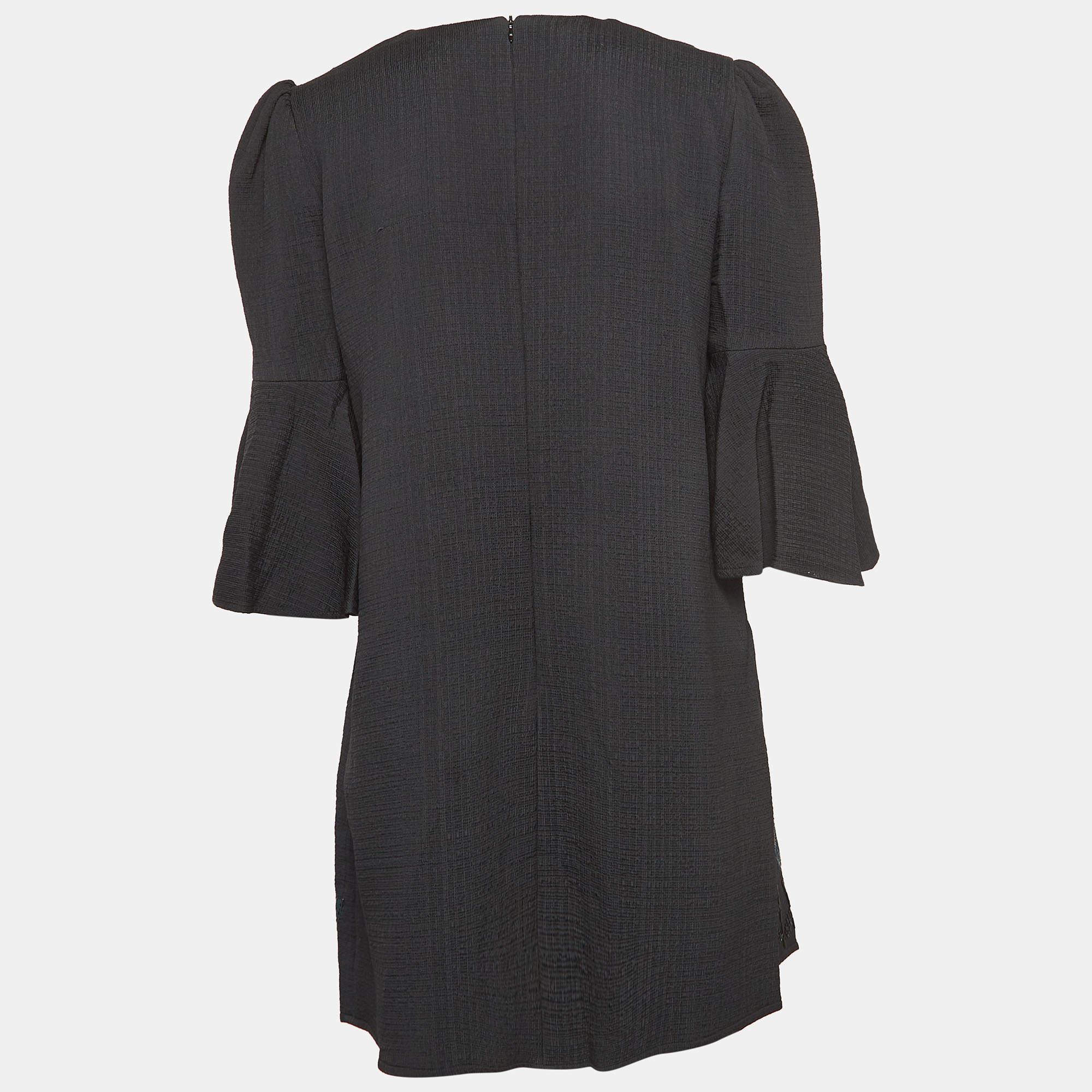 Convertido sin esfuerzo en un diseño chic, este vestido negro Elisabetta Franchi es fácil de llevar y fácil de accesorizar. Confeccionado a medida, este vestido será sin duda uno de tus favoritos temporada tras temporada.