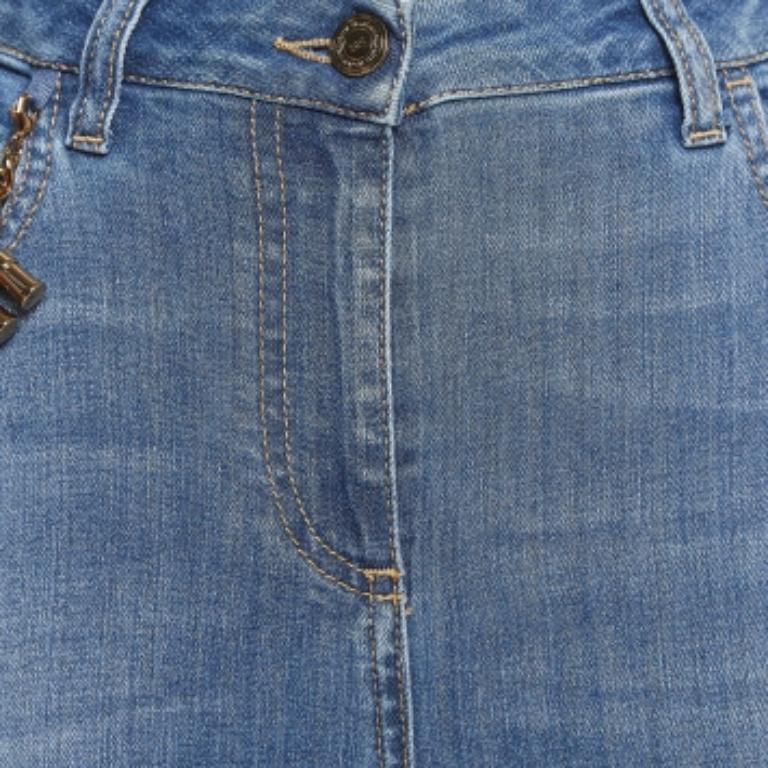 Tu armario nunca puede estar completo sin un buen par de vaqueros como éste. Confeccionado con los mejores materiales, este par presenta detalles clásicos, un estilo de cierre fácil y bolsillos. Combínalo con tus camisetas informales.