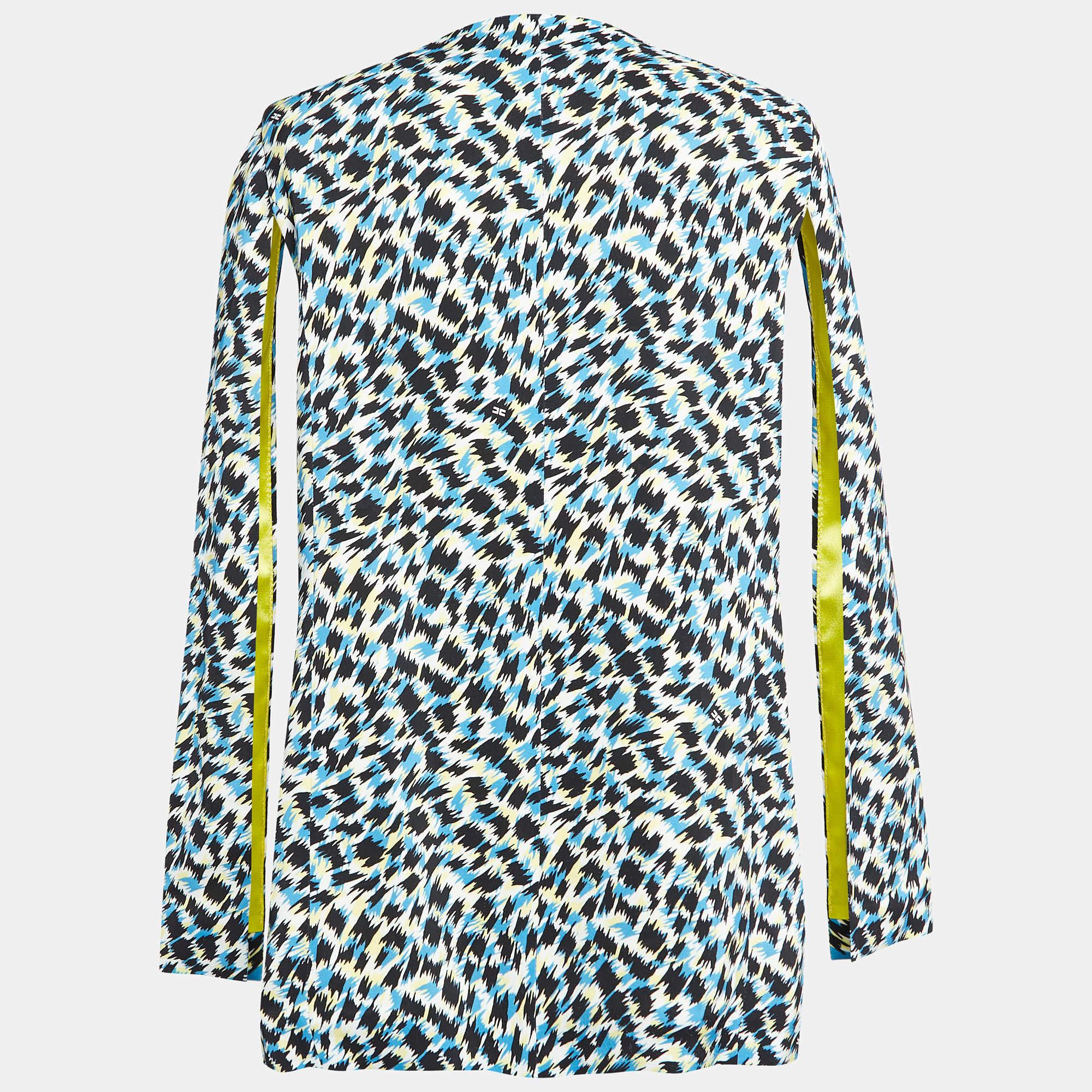Erleben Sie mit dieser Designerjacke die Freude an fachmännischer Schneiderei. Die sorgfältige Verarbeitung, die makellose Passform und die luxuriösen Details garantieren unvergleichlichen Komfort. Diese Kreation wird Ihren Stil mühelos aufwerten.