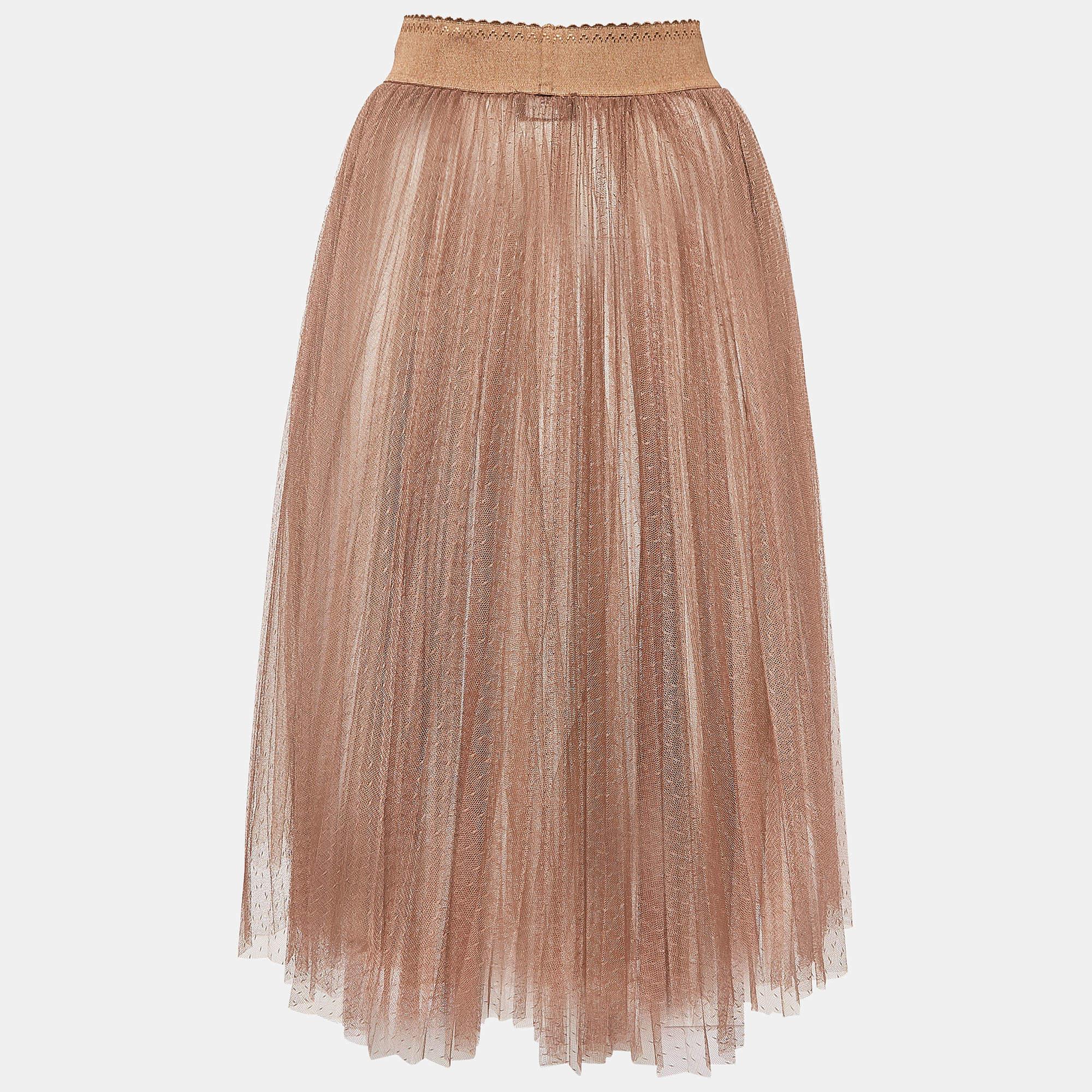Experience the charm of designer clothing with this gorgeous skirt. Made from quality fabrics, the skirt has a simple allure and a great fit. Pair it up with a tailored blouse or a simple top and high heels.

