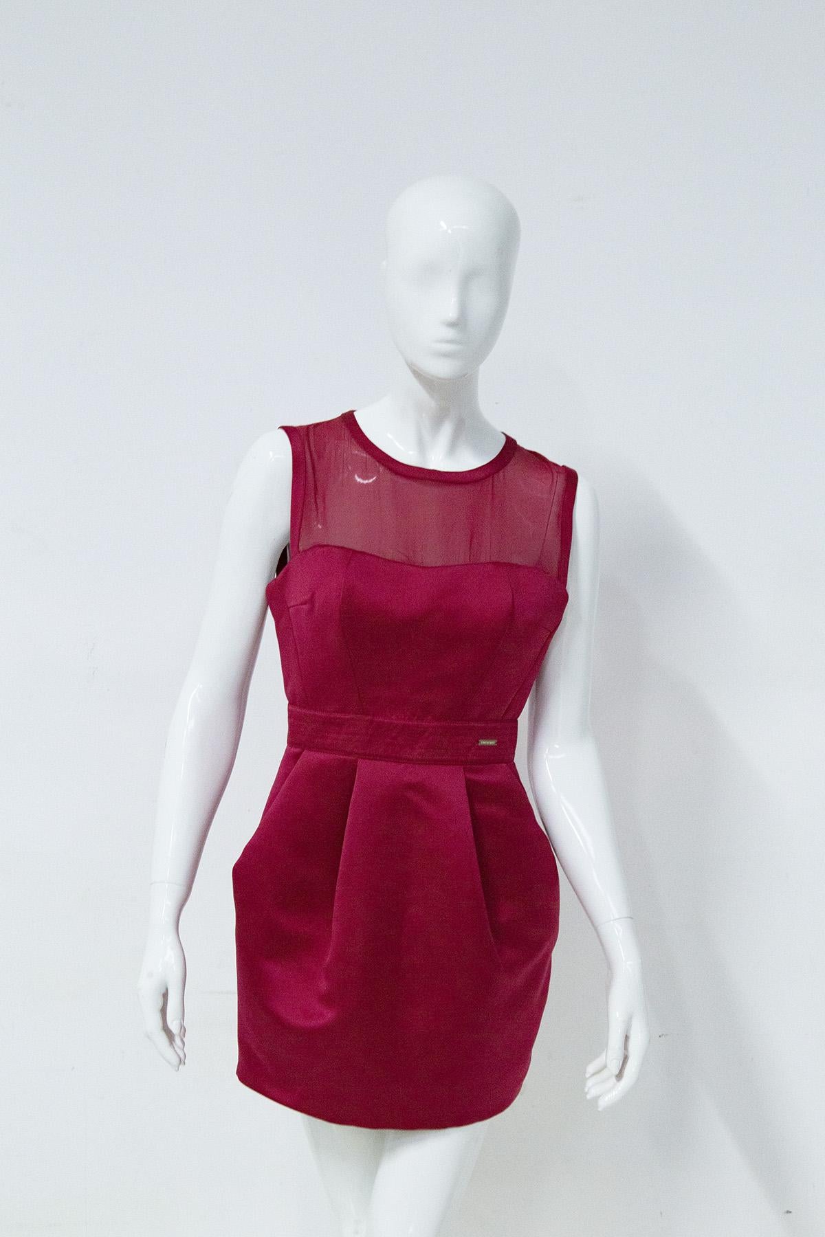 Elisabetta Franchi fuchsia cocktail dress from the 2010s. The dress is made of polyester and stretch fabric with puffs in the skirt that pick up its side pockets. The bodice made in the shape of a heart and is finished on the chest with a tolle also