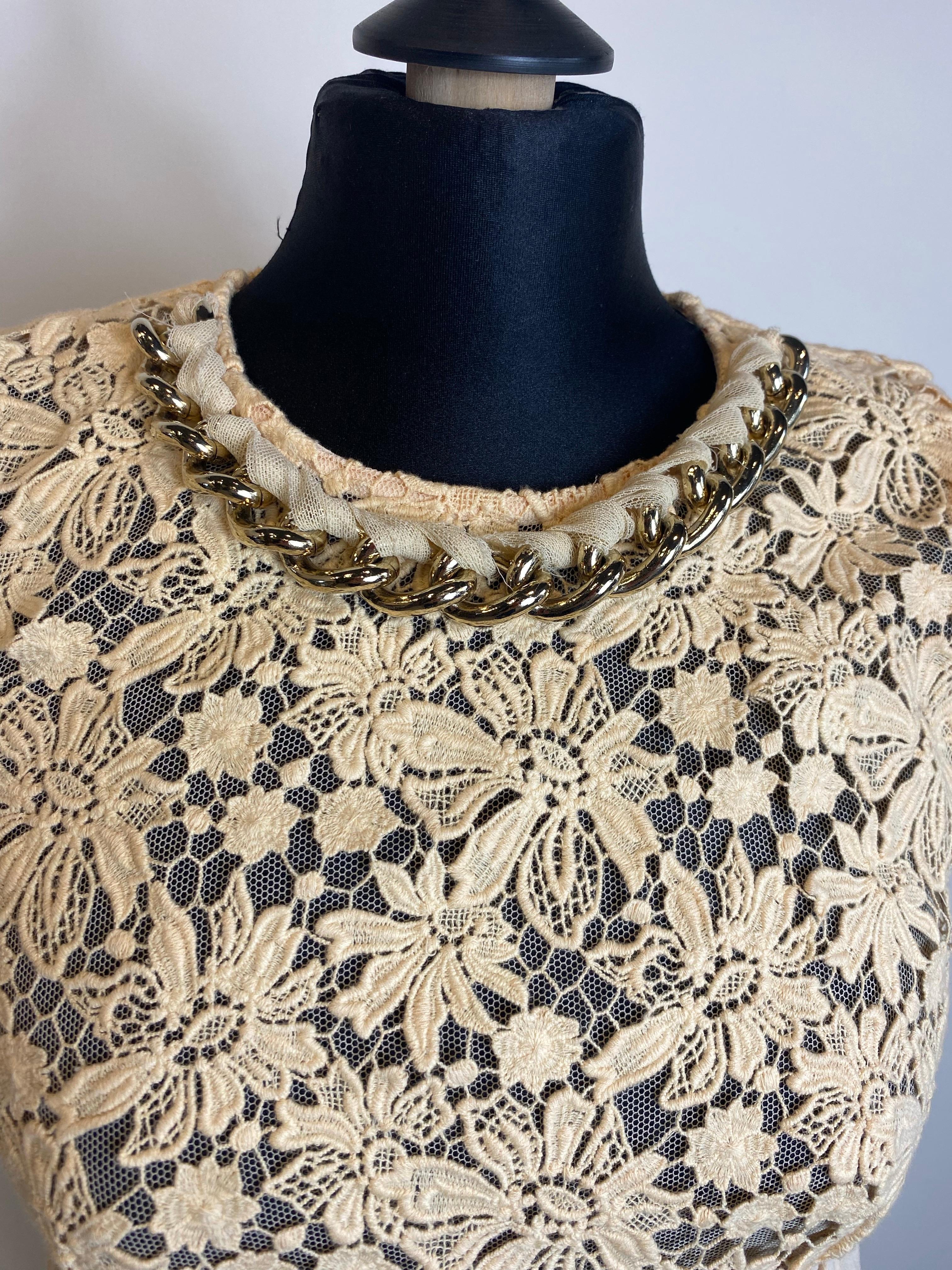 Elisabetta Franchi midi dress.
Size 42 IT.
First fabric 100% cotton.
Second fabric 100% viscose.
Third fabric 64% cotton, 19% polyamide, 17% Elastane.
Length 92 cm.
Waist 35 cm.
Excellent condition, shows signs of use as shown in the photos.