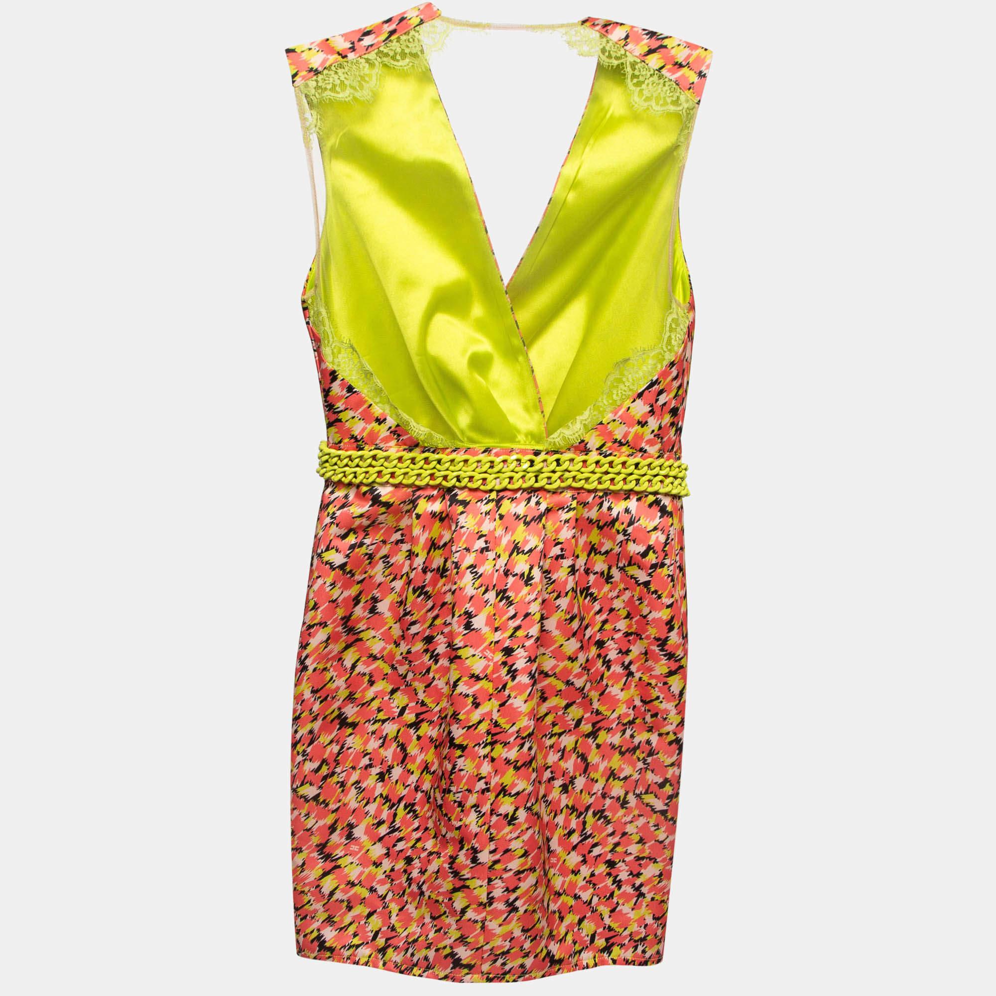 This Elisabetta Franchi mini dress brings elegant details and a lovely silhouette. It has a chain detailed waist and a backless cut.
