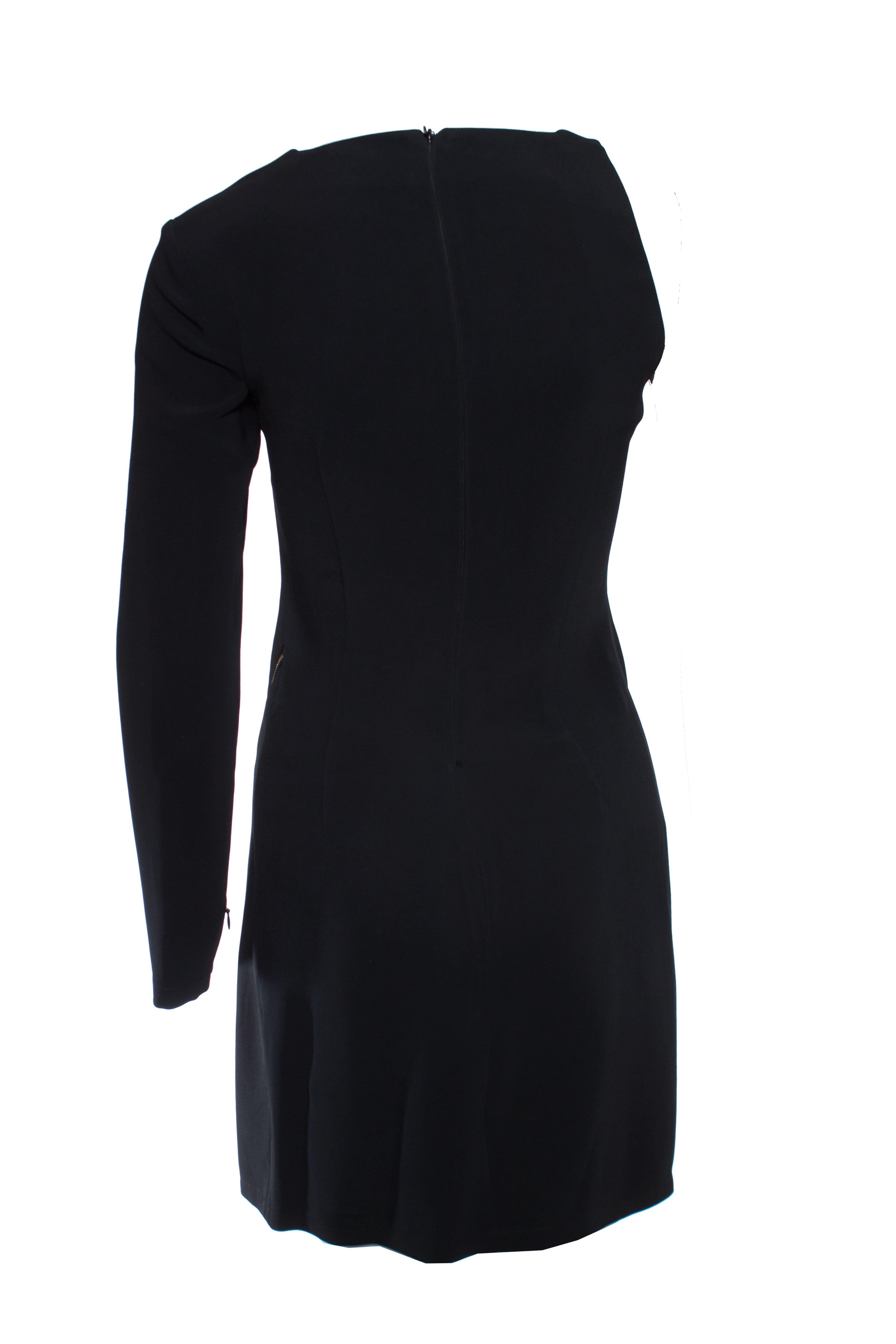 Elisabetta Franchi, Vestido de una manga. Este artículo está en muy buen estado.

- ESTADO: muy buen estado

- TALLA: IT42 - S

- MEDIDAS: largo 85 cm, ancho 41 cm, cintura 35 cm, largo del brazo 58 cm

- TEJIDO: 66% viscosa 32% acetato 2%