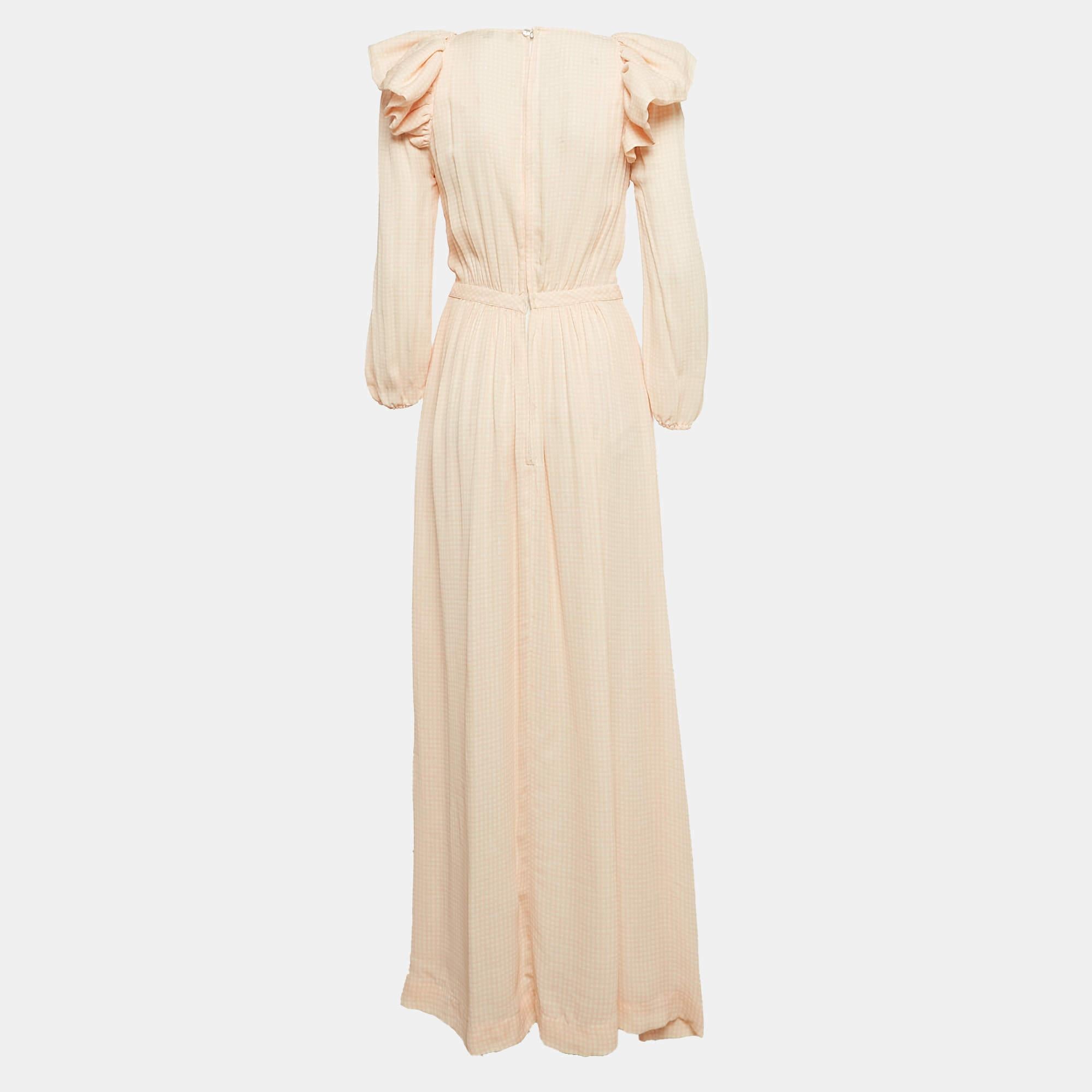 Exhibit a stylish look by wearing this beautiful designer dress. Tailored using fine fabric this dress has a chic silhouette for a framing fit. Style the creation with chic accessories and pumps.