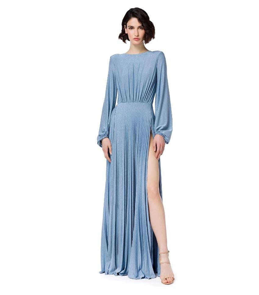ELISABETTA FRANCHI

Lamè jersey evening gown. 
The sleeves are gathered at the wrist and have two long slits at the sides.
 On neckline on the back features a chain with logoed golden metal stirrups.

Red carpet dress
Long balloon sleeve
Round