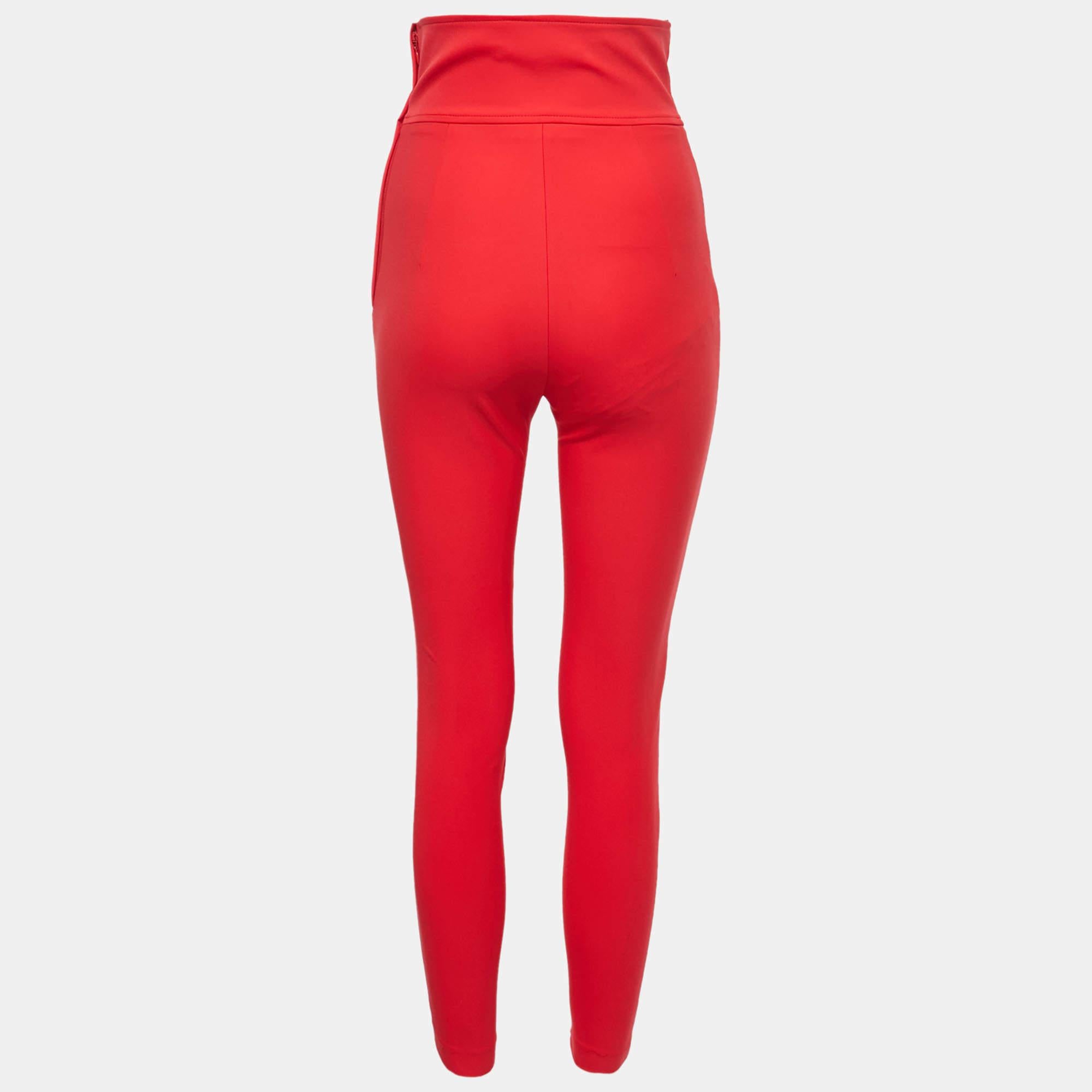 Enhance your attire with this pair of Elisabetta Franchi trousers. Designed into a superb silhouette and fit, this pair of trousers will definitely make you look elegant.