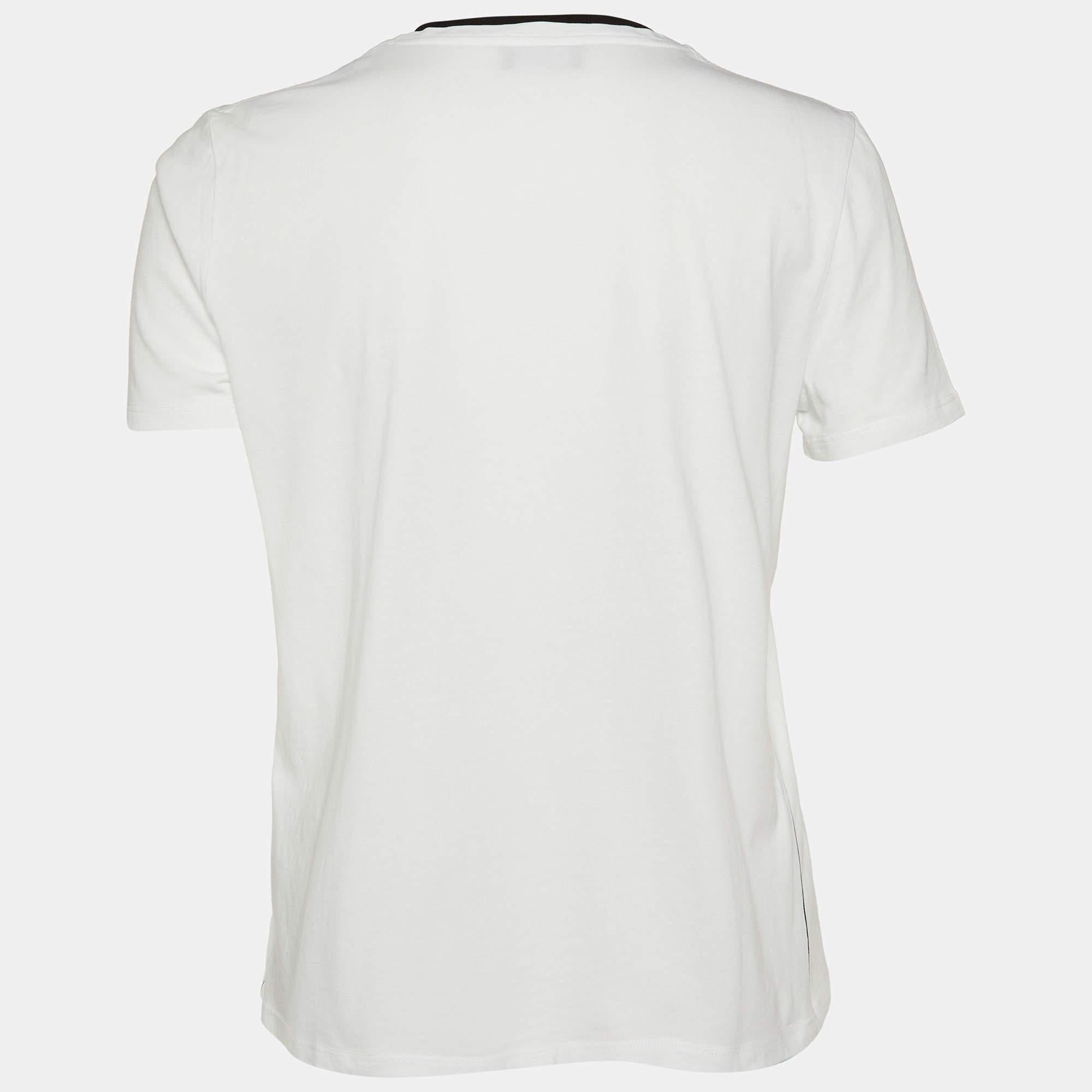 Una combinación perfecta de comodidad  lujo  y estilo  esta camiseta de diseño es una prenda imprescindible Fabricada con materiales de calidad  la creación se puede combinar con pantalones vaqueros y zapatillas deportivas para un look cool.