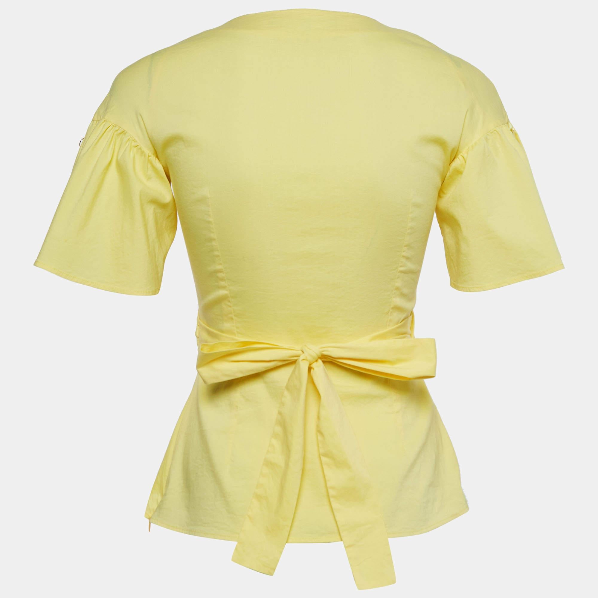 Ce haut de créateur est synonyme de style et de confort. Confectionnée à partir des meilleurs tissus, cette création a fait l'objet d'une attention toute particulière. Il s'associe à une jupe et à des talons.
